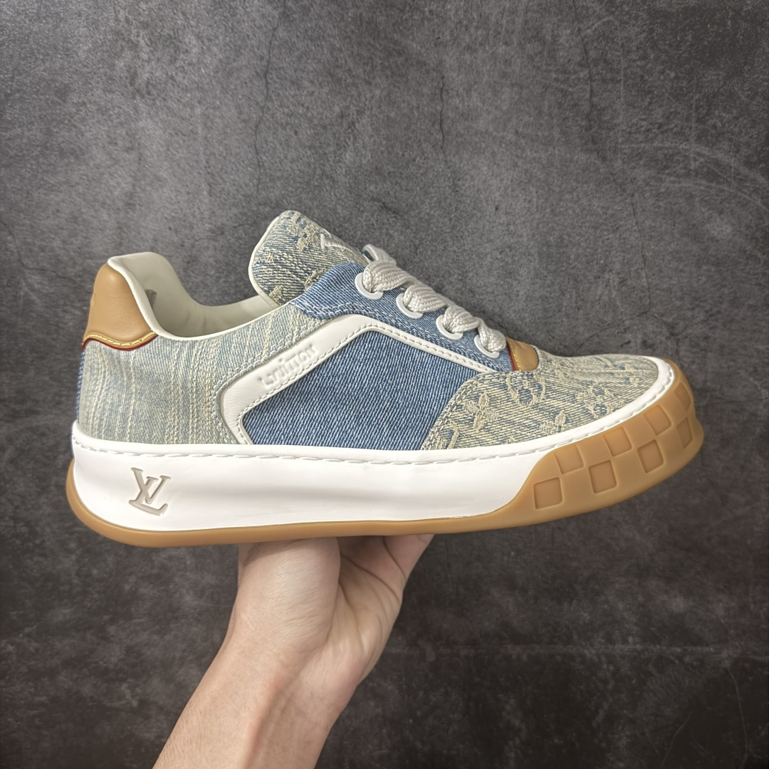 【佛山超a版】LV 路易威登LOUIS VUITTON Tilted Low Sneakers 倾斜系列低帮复古休闲运动文化百搭板鞋 2026早春款板鞋 饼干鞋 市场最顶天花板 正确细节 完美版型做工 欢迎对比市场任何品质的货品 广东原产 升级原楦型开发纸版 包装说明书防尘布袋物件(附送官方快递加固牛皮纸外盒!!)#采用Monogram 丹宁布鞋面材质#鞋垫嵌入软脚感EVA物料#后跟耐弯折滴塑支撑片#全新开发TPR光泽组合隔色鞋底❗ 尺码：39 40 41 42 43 44 45-选品中心