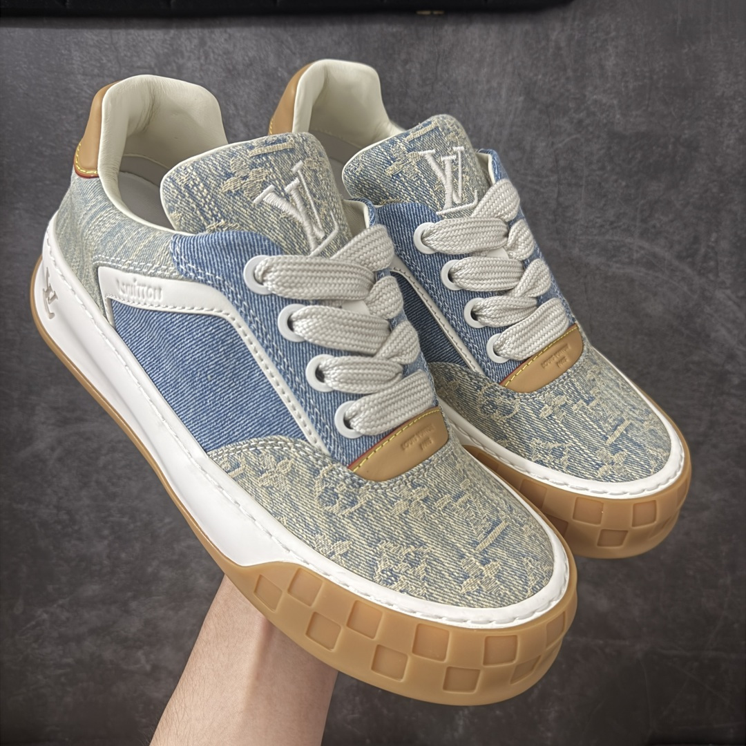 【佛山超a版】LV 路易威登LOUIS VUITTON Tilted Low Sneakers 倾斜系列低帮复古休闲运动文化百搭板鞋 2026早春款板鞋 饼干鞋 市场最顶天花板 正确细节 完美版型做工 欢迎对比市场任何品质的货品 广东原产 升级原楦型开发纸版 包装说明书防尘布袋物件(附送官方快递加固牛皮纸外盒!!)#采用Monogram 丹宁布鞋面材质#鞋垫嵌入软脚感EVA物料#后跟耐弯折滴塑支撑片#全新开发TPR光泽组合隔色鞋底❗ 尺码：39 40 41 42 43 44 45-选品中心