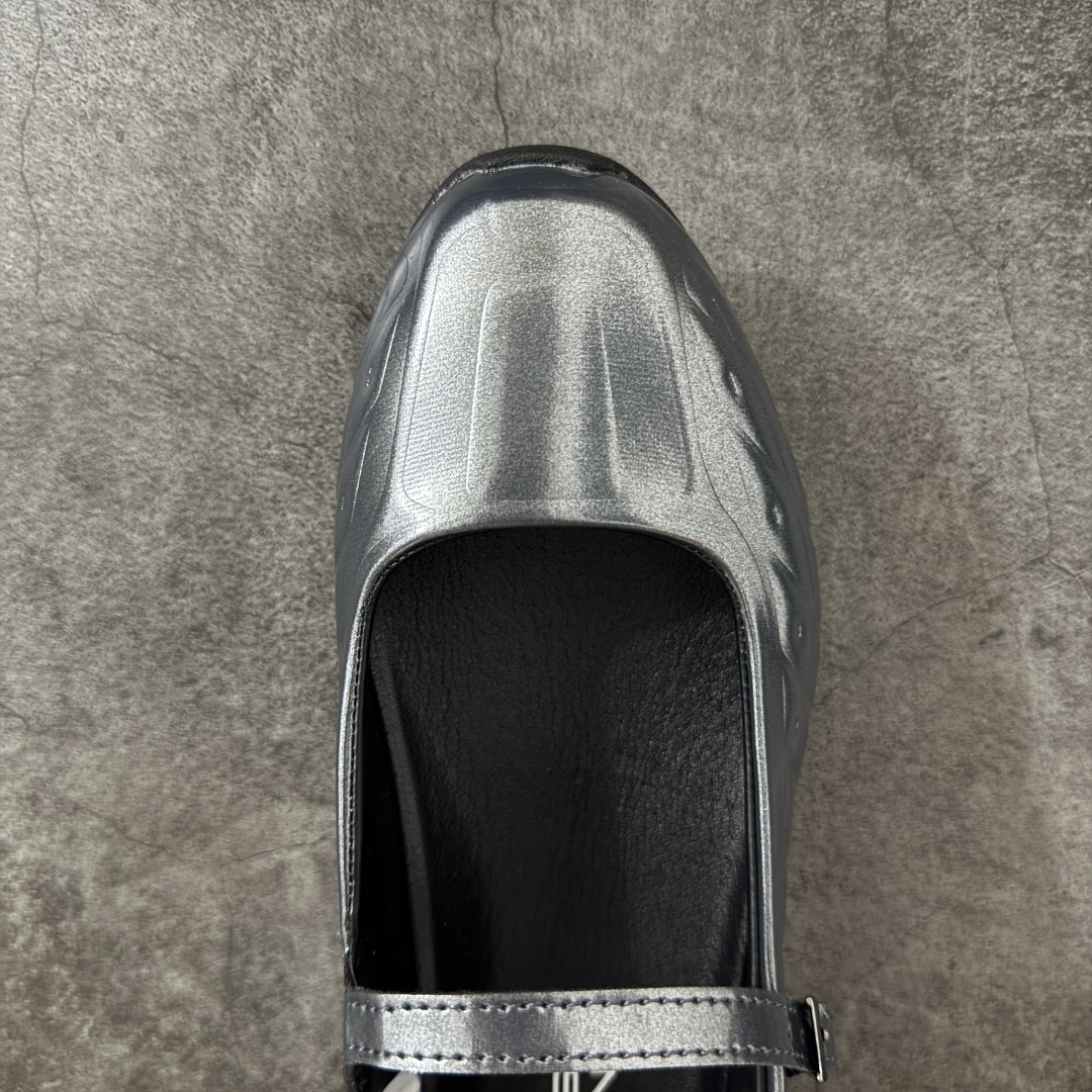 图片[5]-【公司级】Nike × NAKED Copenhagen SHOX Z Calistra 街头感舒适百搭 玛丽珍鞋 女款 黑色 耐克蕾虎联名款的玛丽珍，整体外观采用了黑红的经典搭配，漆皮的鞋面质感很细腻，自带低调光泽，绑带处的花卉刺绣更添了几分温柔精致，更显Calistra的特别之处，后根Shox鞋底的红色，内里的红色和黑色鞋面形成强烈对比。黑漆皮里藏着一点红，像穿着礼服去跑步，像买花路上突然想跳舞，弹簧柱踩在地上，每一步都有点嚣张，运动中带着少女感。 货号： IR5519-001 尺码： 35.5 36 36.5 37.5 38 38.5 39 40 40.5 41-选品中心