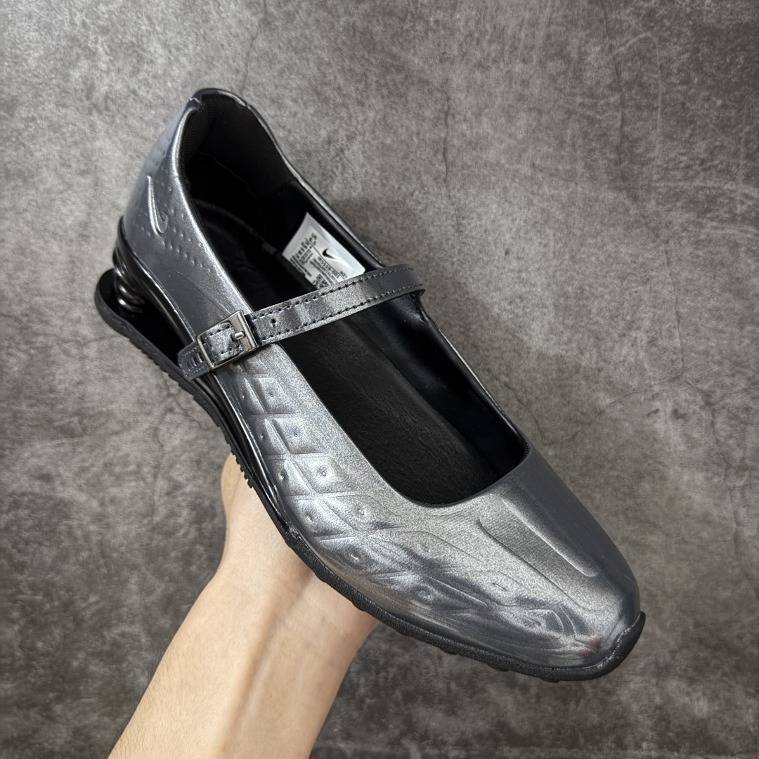 图片[3]-【公司级】Nike × NAKED Copenhagen SHOX Z Calistra 街头感舒适百搭 玛丽珍鞋 女款 黑色 耐克蕾虎联名款的玛丽珍，整体外观采用了黑红的经典搭配，漆皮的鞋面质感很细腻，自带低调光泽，绑带处的花卉刺绣更添了几分温柔精致，更显Calistra的特别之处，后根Shox鞋底的红色，内里的红色和黑色鞋面形成强烈对比。黑漆皮里藏着一点红，像穿着礼服去跑步，像买花路上突然想跳舞，弹簧柱踩在地上，每一步都有点嚣张，运动中带着少女感。 货号： IR5519-001 尺码： 35.5 36 36.5 37.5 38 38.5 39 40 40.5 41-选品中心