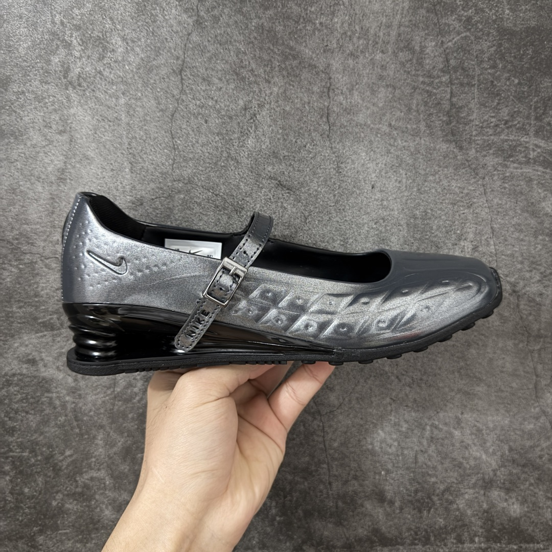 【公司级】Nike × NAKED Copenhagen SHOX Z Calistra 街头感舒适百搭 玛丽珍鞋 女款 黑色 耐克蕾虎联名款的玛丽珍，整体外观采用了黑红的经典搭配，漆皮的鞋面质感很细腻，自带低调光泽，绑带处的花卉刺绣更添了几分温柔精致，更显Calistra的特别之处，后根Shox鞋底的红色，内里的红色和黑色鞋面形成强烈对比。黑漆皮里藏着一点红，像穿着礼服去跑步，像买花路上突然想跳舞，弹簧柱踩在地上，每一步都有点嚣张，运动中带着少女感。 货号： IR5519-001 尺码： 35.5 36 36.5 37.5 38 38.5 39 40 40.5 41-选品中心