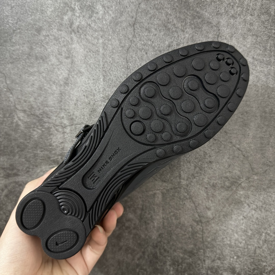 图片[9]-【公司级】Nike × NAKED Copenhagen SHOX Z Calistra 街头感舒适百搭 玛丽珍鞋 女款 黑色 耐克蕾虎联名款的玛丽珍，整体外观采用了黑红的经典搭配，漆皮的鞋面质感很细腻，自带低调光泽，绑带处的花卉刺绣更添了几分温柔精致，更显Calistra的特别之处，后根Shox鞋底的红色，内里的红色和黑色鞋面形成强烈对比。黑漆皮里藏着一点红，像穿着礼服去跑步，像买花路上突然想跳舞，弹簧柱踩在地上，每一步都有点嚣张，运动中带着少女感。 货号： IR5519-001 尺码： 35.5 36 36.5 37.5 38 38.5 39 40 40.5 41-选品中心
