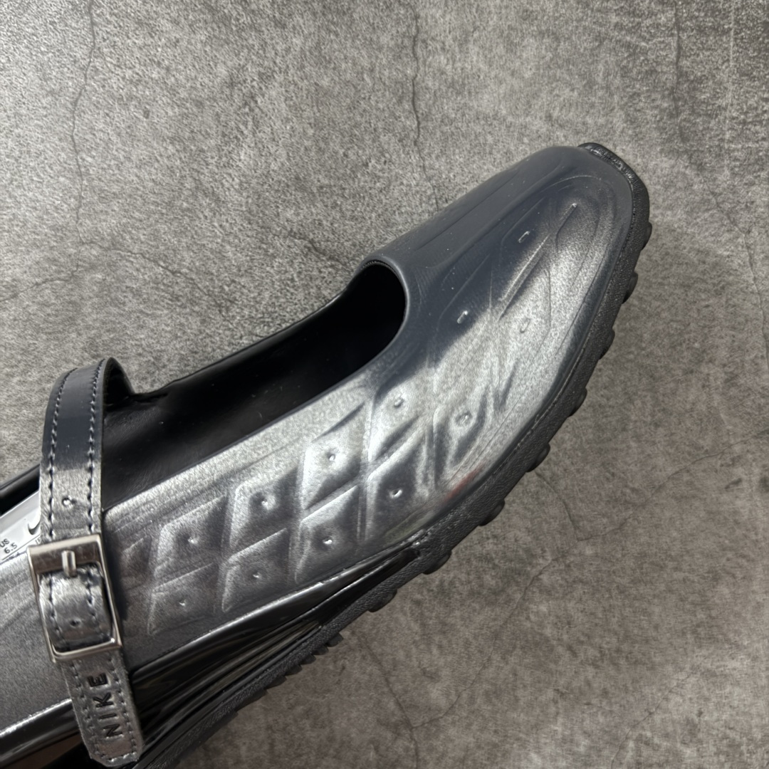 图片[6]-【公司级】Nike × NAKED Copenhagen SHOX Z Calistra 街头感舒适百搭 玛丽珍鞋 女款 黑色 耐克蕾虎联名款的玛丽珍，整体外观采用了黑红的经典搭配，漆皮的鞋面质感很细腻，自带低调光泽，绑带处的花卉刺绣更添了几分温柔精致，更显Calistra的特别之处，后根Shox鞋底的红色，内里的红色和黑色鞋面形成强烈对比。黑漆皮里藏着一点红，像穿着礼服去跑步，像买花路上突然想跳舞，弹簧柱踩在地上，每一步都有点嚣张，运动中带着少女感。 货号： IR5519-001 尺码： 35.5 36 36.5 37.5 38 38.5 39 40 40.5 41-选品中心