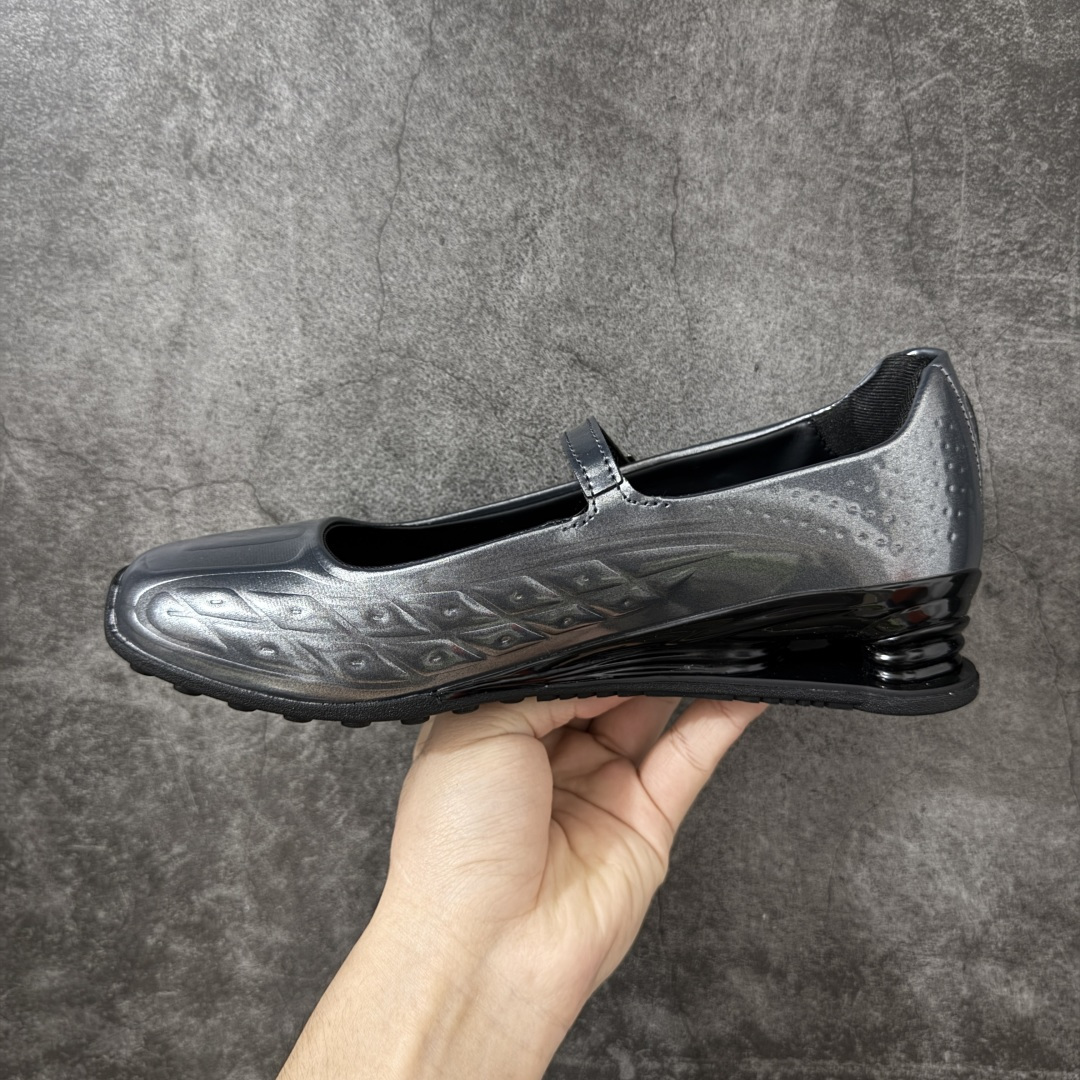 图片[2]-【公司级】Nike × NAKED Copenhagen SHOX Z Calistra 街头感舒适百搭 玛丽珍鞋 女款 黑色 耐克蕾虎联名款的玛丽珍，整体外观采用了黑红的经典搭配，漆皮的鞋面质感很细腻，自带低调光泽，绑带处的花卉刺绣更添了几分温柔精致，更显Calistra的特别之处，后根Shox鞋底的红色，内里的红色和黑色鞋面形成强烈对比。黑漆皮里藏着一点红，像穿着礼服去跑步，像买花路上突然想跳舞，弹簧柱踩在地上，每一步都有点嚣张，运动中带着少女感。 货号： IR5519-001 尺码： 35.5 36 36.5 37.5 38 38.5 39 40 40.5 41-选品中心