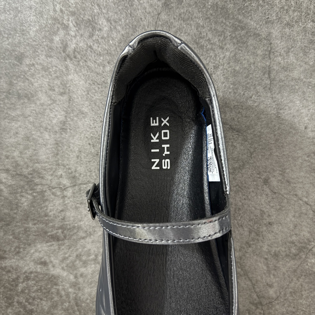 图片[8]-【公司级】Nike × NAKED Copenhagen SHOX Z Calistra 街头感舒适百搭 玛丽珍鞋 女款 黑色 耐克蕾虎联名款的玛丽珍，整体外观采用了黑红的经典搭配，漆皮的鞋面质感很细腻，自带低调光泽，绑带处的花卉刺绣更添了几分温柔精致，更显Calistra的特别之处，后根Shox鞋底的红色，内里的红色和黑色鞋面形成强烈对比。黑漆皮里藏着一点红，像穿着礼服去跑步，像买花路上突然想跳舞，弹簧柱踩在地上，每一步都有点嚣张，运动中带着少女感。 货号： IR5519-001 尺码： 35.5 36 36.5 37.5 38 38.5 39 40 40.5 41-选品中心