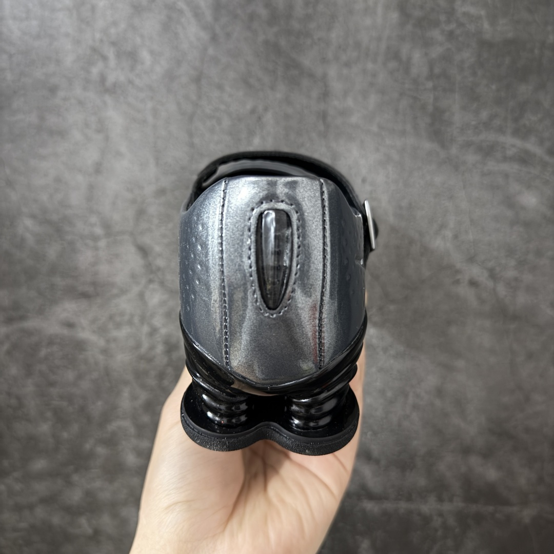 图片[4]-【公司级】Nike × NAKED Copenhagen SHOX Z Calistra 街头感舒适百搭 玛丽珍鞋 女款 黑色 耐克蕾虎联名款的玛丽珍，整体外观采用了黑红的经典搭配，漆皮的鞋面质感很细腻，自带低调光泽，绑带处的花卉刺绣更添了几分温柔精致，更显Calistra的特别之处，后根Shox鞋底的红色，内里的红色和黑色鞋面形成强烈对比。黑漆皮里藏着一点红，像穿着礼服去跑步，像买花路上突然想跳舞，弹簧柱踩在地上，每一步都有点嚣张，运动中带着少女感。 货号： IR5519-001 尺码： 35.5 36 36.5 37.5 38 38.5 39 40 40.5 41-选品中心