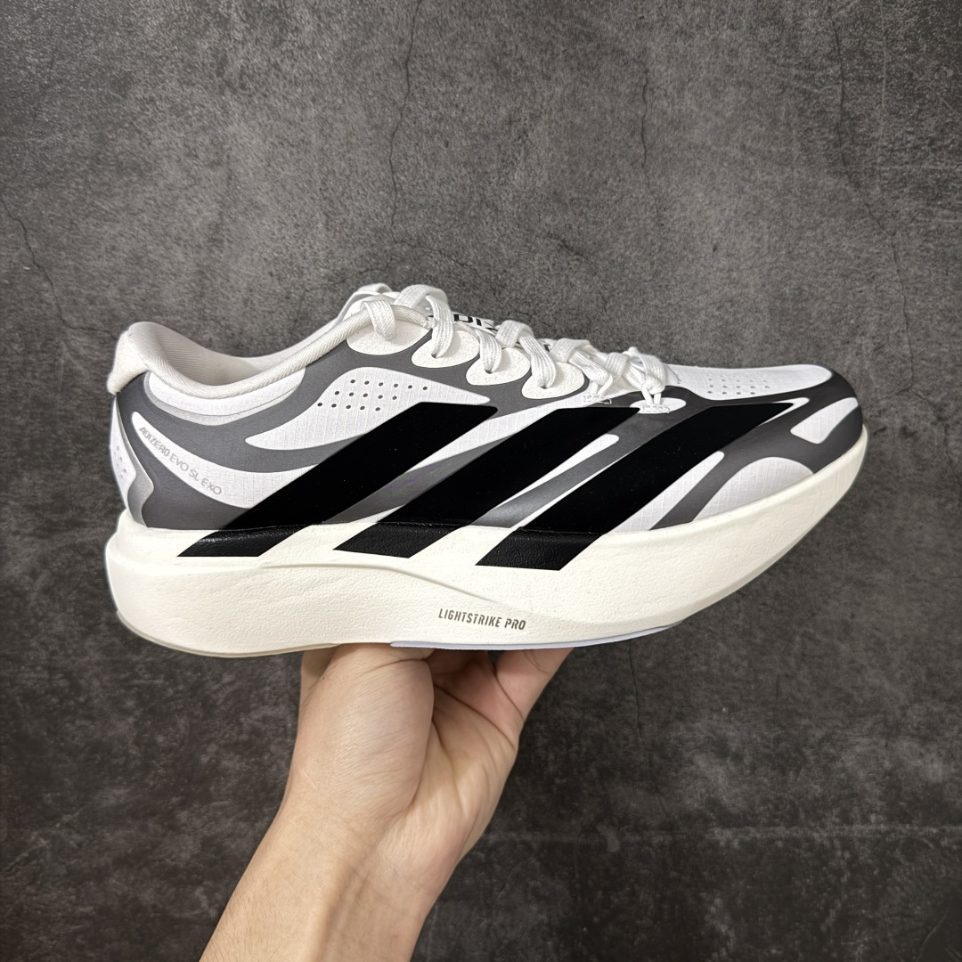 【RS纯原】AD Adizero Eva SL EXO M 零度进化版系列低帮轻便透气竞速休闲运动慢跑鞋 KI4763 全新版本出货 品相相当完美 细节到位 全鞋均使用原材料 原档案打造 内置碳板 目前市场最强 欢迎对比 相信大家对去年 adidas 横空出世的「顶级超跑」adiZero Adios Pro EVO 1 记忆犹新！不仅登顶阿迪史上最轻跑鞋宝座，更在接下来的全球马拉松赛事中，持续书写着惊人成绩，被网友戏称新一代「阿迪神鞋」全网刷屏！极简设计语言与强烈速度感和存在感的鞋侧三线，让人过目不忘，特别种草！其中定位于中长跑训练的 adidas Adizero Evo SL，整体外观造型与 adiZero Adios Pro EVO 1 非常相似。中底配置方面搭载全掌 Lightstrike Pro，鞋面采用透气网面示人，契合日常训练鞋的定位，更加耐用。外底给到了马牌橡胶，及类似上代竞速旗舰 adidas Adizero Adios Pro 3 区域分布。整体看下来无论是外观的鲜明辨识度，还是配置的扎实程度都很顶。 尺码：36-45-选品中心