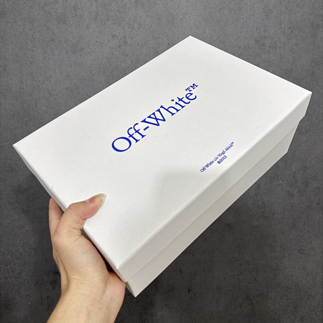 图片[9]-【原厂版】OFF-WHITE Out Of Office OW低帮时尚板鞋 白绿 全新版本 大厂出货 全头层软质皮料 质感满分💯 细节描述市场货 配件齐全 杨幂同款 由经典配色打造 箭头符号、ZipTie 标签、1ogo印花等经典元素皆在此呈现 让人一眼明了 Off-White 的潮流身份 单品以黑白配色皮质制成 饰有品牌标志性 zip Tie 束线带吊牌 侧面饰有 Arrows 图案 展现出品牌对街头风格的偏爱 原厂原档案开发 原盒原标原厂头层皮料 官方原版设计 做工细节全方位对比原鞋 尺码：35 36 37 38 39 40 41 42 43 44 45 46 47-选品中心