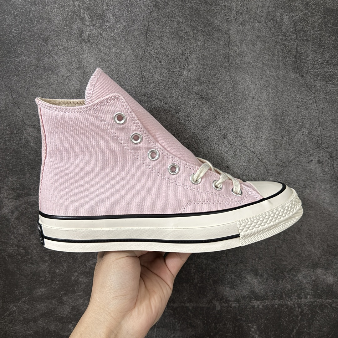 【虎扑2.0小头版】 Converse Chuck All Star 1970S 经典款潮流耐磨帆布鞋 浅粉高 A10527C 全新开发 不仅仅为小鞋头 细节 材料 做工 全方位升级 经典永不过时 十年老厂出品 平台正品订单 超稳定的品控清洁度 全套原厂材料配置 原厂硫化工艺 油性扁平尖头 原厂楦头纸板数据 一体化超软蓝底加持 超软EVA鞋垫 后掌灰色缓震胶 脚感一比一还原 耐磨橡胶大底 越南产内外标 原盒黑色吊牌 超高清洁度 随意冲正 如有更好白送 尺码：35 36 36.5 37 37.5 38 39 39.5 40 41 41.5 42 42.5 43 44-选品中心