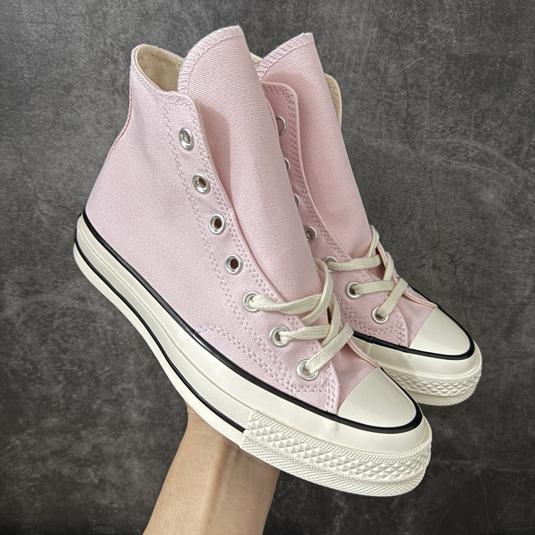 【虎扑2.0小头版】 Converse Chuck All Star 1970S 经典款潮流耐磨帆布鞋 浅粉高 A10527C 全新开发 不仅仅为小鞋头 细节 材料 做工 全方位升级 经典永不过时 十年老厂出品 平台正品订单 超稳定的品控清洁度 全套原厂材料配置 原厂硫化工艺 油性扁平尖头 原厂楦头纸板数据 一体化超软蓝底加持 超软EVA鞋垫 后掌灰色缓震胶 脚感一比一还原 耐磨橡胶大底 越南产内外标 原盒黑色吊牌 超高清洁度 随意冲正 如有更好白送 尺码：35 36 36.5 37 37.5 38 39 39.5 40 41 41.5 42 42.5 43 44-选品中心