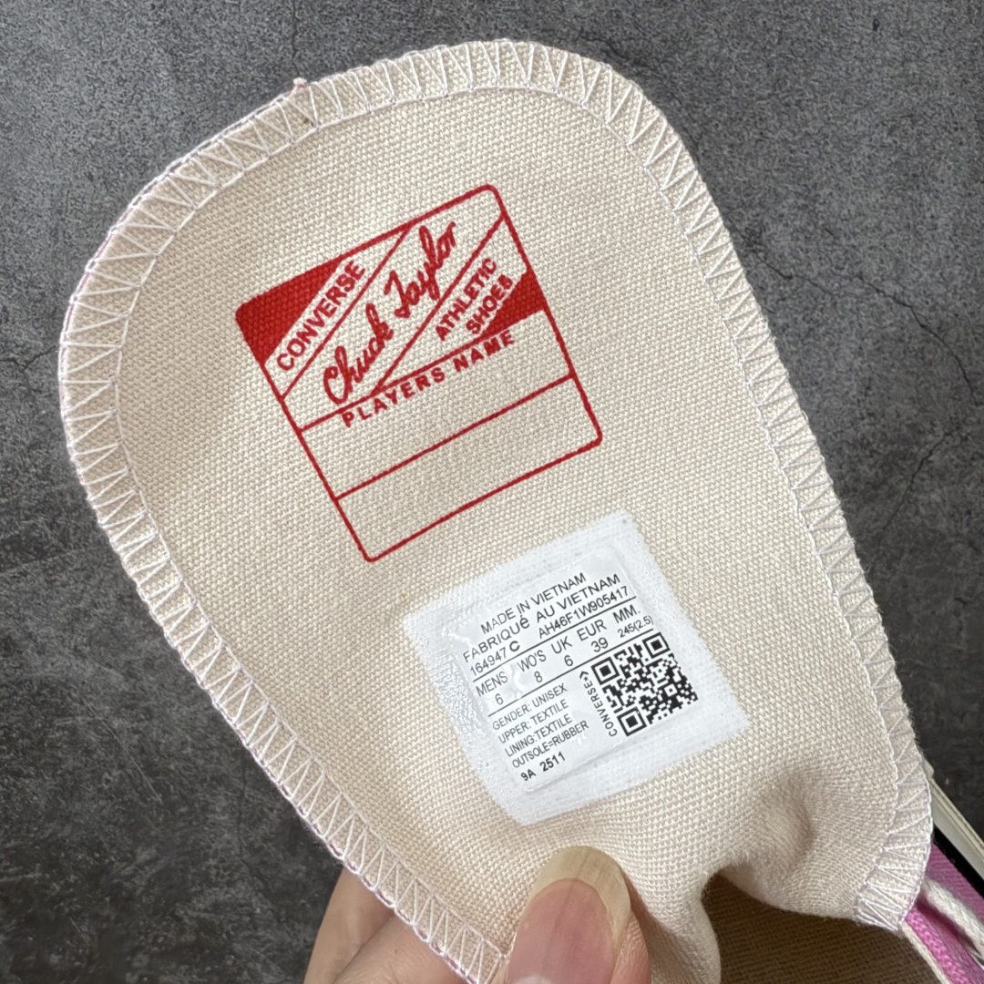 图片[7]-【虎扑2.0小头版】 Converse Chuck All Star 1970S 经典款潮流耐磨帆布鞋 粉高 164947C 全新开发 不仅仅为小鞋头 细节 材料 做工 全方位升级 经典永不过时 十年老厂出品 平台正品订单 超稳定的品控清洁度 全套原厂材料配置 原厂硫化工艺 油性扁平尖头 原厂楦头纸板数据 一体化超软蓝底加持 超软EVA鞋垫 后掌灰色缓震胶 脚感一比一还原 耐磨橡胶大底 越南产内外标 原盒黑色吊牌 超高清洁度 随意冲正 如有更好白送 尺码：35 36 36.5 37 37.5 38 39 39.5 40 41 41.5 42 42.5 43 44-选品中心