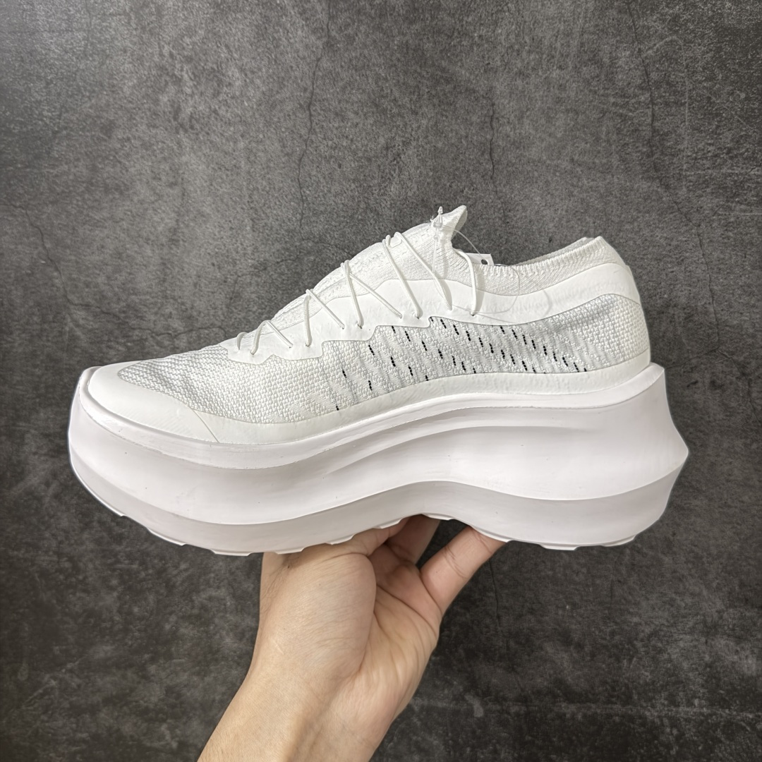 图片[2]-【公司级】CDG x Salomon 萨洛蒙 联名款XT-6 系列 玛丽珍厚底 休闲 运动鞋 原版购入开发 做货 独立私模 原材料打造 一比一原版细节 延续品牌设计基因，融合简约的设计和实用的技术性 联名鞋款依旧是黑白简约配色，鞋身上的品牌字样也体现出极简主义的设计风格 搭配Contagrip 橡胶厚底鞋底设计，重新演绎的鞋面部分则以Pulsar Advanced袜套式轮廓替换了之前抽绳鞋带 并饰有网眼、抗撕裂材质鞋面、防水胶条以及尼龙拉环等细节 面料： 原版定制进口科技面料 内里： 原版进口透气网里 大底： 原版开模超轻发泡材质 底厚： 6.5CM 尺码：35-40-选品中心