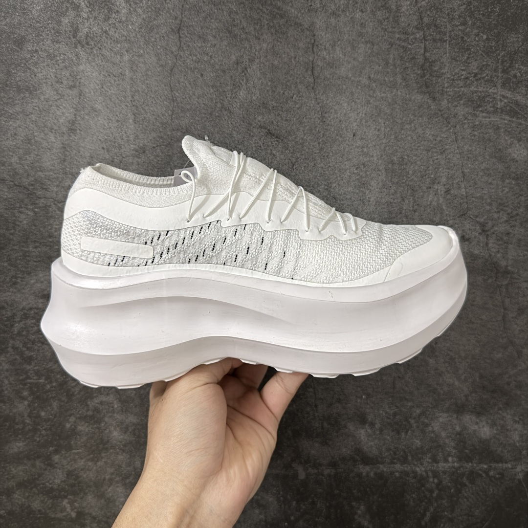 【公司级】CDG x Salomon 萨洛蒙 联名款XT-6 系列 玛丽珍厚底 休闲 运动鞋 原版购入开发 做货 独立私模 原材料打造 一比一原版细节 延续品牌设计基因，融合简约的设计和实用的技术性 联名鞋款依旧是黑白简约配色，鞋身上的品牌字样也体现出极简主义的设计风格 搭配Contagrip 橡胶厚底鞋底设计，重新演绎的鞋面部分则以Pulsar Advanced袜套式轮廓替换了之前抽绳鞋带 并饰有网眼、抗撕裂材质鞋面、防水胶条以及尼龙拉环等细节 面料： 原版定制进口科技面料 内里： 原版进口透气网里 大底： 原版开模超轻发泡材质 底厚： 6.5CM 尺码：35-40-选品中心