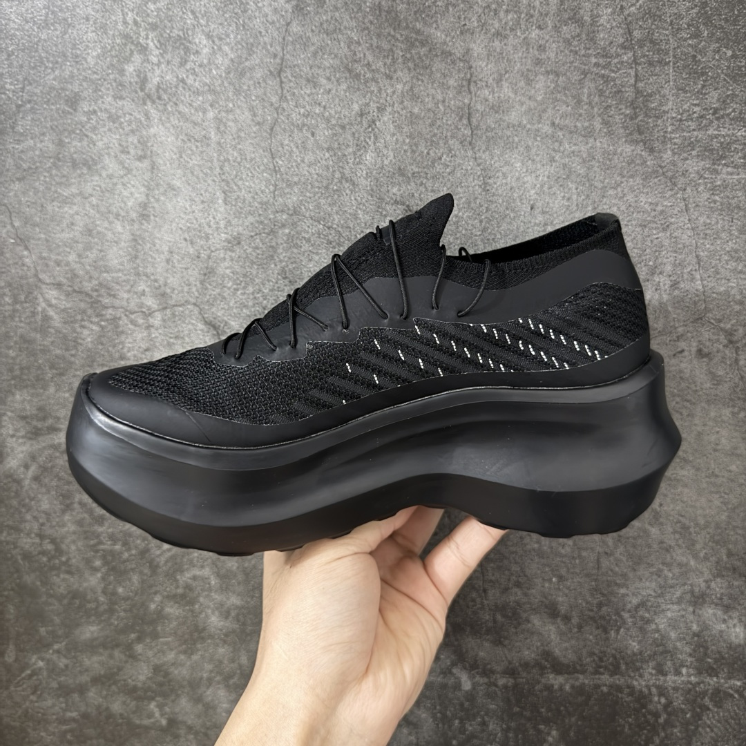 图片[2]-【公司级】CDG x Salomon 萨洛蒙 联名款XT-6 系列 玛丽珍厚底 休闲 运动鞋 原版购入开发 做货 独立私模 原材料打造 一比一原版细节 延续品牌设计基因，融合简约的设计和实用的技术性 联名鞋款依旧是黑白简约配色，鞋身上的品牌字样也体现出极简主义的设计风格 搭配Contagrip 橡胶厚底鞋底设计，重新演绎的鞋面部分则以Pulsar Advanced袜套式轮廓替换了之前抽绳鞋带 并饰有网眼、抗撕裂材质鞋面、防水胶条以及尼龙拉环等细节 面料： 原版定制进口科技面料 内里： 原版进口透气网里 大底： 原版开模超轻发泡材质 底厚： 6.5CM 尺码：35-40-选品中心
