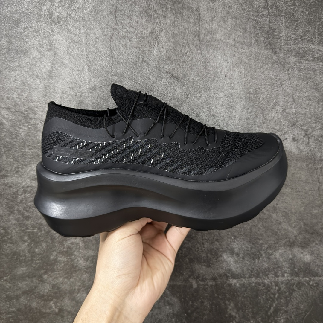 【公司级】CDG x Salomon 萨洛蒙 联名款XT-6 系列 玛丽珍厚底 休闲 运动鞋 原版购入开发 做货 独立私模 原材料打造 一比一原版细节 延续品牌设计基因，融合简约的设计和实用的技术性 联名鞋款依旧是黑白简约配色，鞋身上的品牌字样也体现出极简主义的设计风格 搭配Contagrip 橡胶厚底鞋底设计，重新演绎的鞋面部分则以Pulsar Advanced袜套式轮廓替换了之前抽绳鞋带 并饰有网眼、抗撕裂材质鞋面、防水胶条以及尼龙拉环等细节 面料： 原版定制进口科技面料 内里： 原版进口透气网里 大底： 原版开模超轻发泡材质 底厚： 6.5CM 尺码：35-40-选品中心