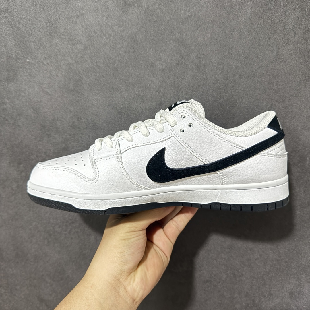 图片[2]-【YC版本】耐克 Nike SB Dunk Low Friendship Knot 定制Dunk SB顾名思义，具有经典的Dunk血缘，又注入了更多的时尚元素。相较于普通的Dunk滑板鞋，改良版的Dunk SB加厚了鞋舌的填充，使舒适性大大提升，同时也更方便穿脱；中底部分则加入了脚感柔软舒适Zoom Air气垫，有效吸收滑板等极限运动在落地时带来的冲击力，为街头运动者们提供更好的保护 货号：HF3704-100 白黑熊猫 尺码：40 40.5 41 42 42.5 43 44 44.5 45 46-选品中心