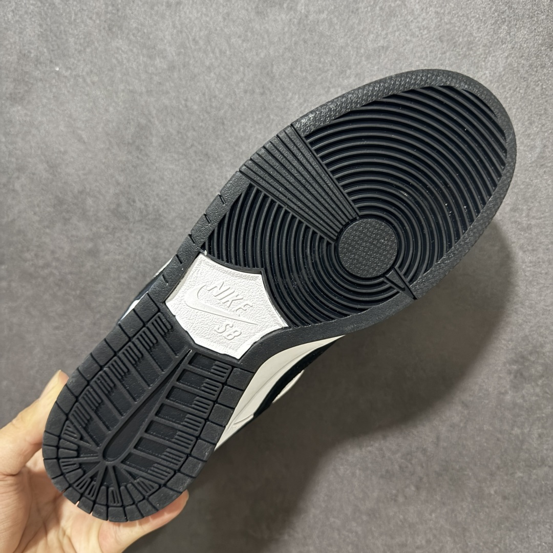 图片[9]-【YC版本】耐克 Nike SB Dunk Low Friendship Knot 定制Dunk SB顾名思义，具有经典的Dunk血缘，又注入了更多的时尚元素。相较于普通的Dunk滑板鞋，改良版的Dunk SB加厚了鞋舌的填充，使舒适性大大提升，同时也更方便穿脱；中底部分则加入了脚感柔软舒适Zoom Air气垫，有效吸收滑板等极限运动在落地时带来的冲击力，为街头运动者们提供更好的保护 货号：HF3704-100 白黑熊猫 尺码：40 40.5 41 42 42.5 43 44 44.5 45 46-选品中心