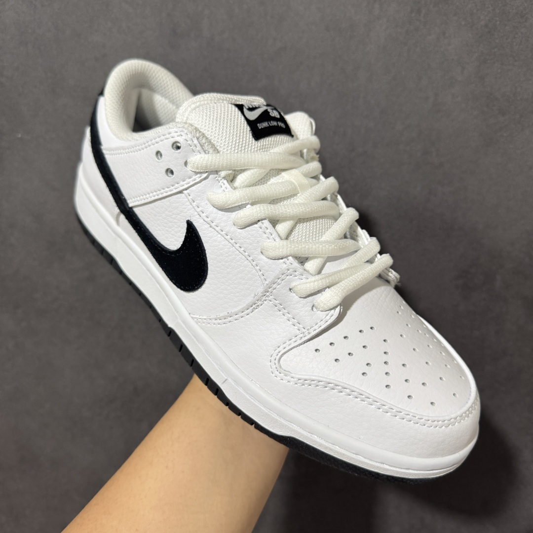 图片[3]-【YC版本】耐克 Nike SB Dunk Low Friendship Knot 定制Dunk SB顾名思义，具有经典的Dunk血缘，又注入了更多的时尚元素。相较于普通的Dunk滑板鞋，改良版的Dunk SB加厚了鞋舌的填充，使舒适性大大提升，同时也更方便穿脱；中底部分则加入了脚感柔软舒适Zoom Air气垫，有效吸收滑板等极限运动在落地时带来的冲击力，为街头运动者们提供更好的保护 货号：HF3704-100 白黑熊猫 尺码：40 40.5 41 42 42.5 43 44 44.5 45 46-选品中心