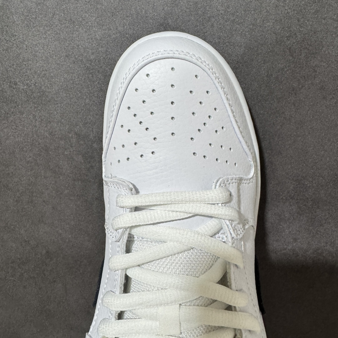图片[5]-【YC版本】耐克 Nike SB Dunk Low Friendship Knot 定制Dunk SB顾名思义，具有经典的Dunk血缘，又注入了更多的时尚元素。相较于普通的Dunk滑板鞋，改良版的Dunk SB加厚了鞋舌的填充，使舒适性大大提升，同时也更方便穿脱；中底部分则加入了脚感柔软舒适Zoom Air气垫，有效吸收滑板等极限运动在落地时带来的冲击力，为街头运动者们提供更好的保护 货号：HF3704-100 白黑熊猫 尺码：40 40.5 41 42 42.5 43 44 44.5 45 46-选品中心