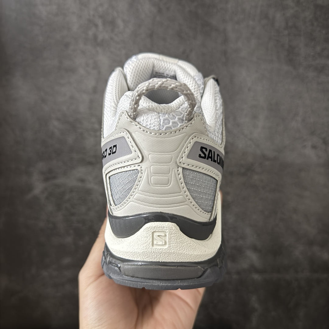 图片[4]-【绿x版】SALOMON XA Pro 3D ADV 萨洛蒙潮流越野机能户外功能鞋 灰白 492672新配色出货 纯原外贸平台特供订单 耗时半年巨作 全套原纸板楦头开发 原厂特供网布配套加持 确保原汁原味 完美呈现版型 原档数据独家私模五层组合大底 男女鞋同步官方开发至46.5 原装Ortholite轻量化鞋垫 中底布带钢印编号 原厂TPU锁扣 进口港宝加持 后跟自然饱满 还原公司包裹性 鞋面采用SENSIFT贴合技术 全方位贴合包裹脚型 鞋跟部鞋底牵引设计 提供强大的抓地性能 更适应野外崎岖不平的道路 其3D ADVANCED CHASSIS底盘 材料轻量大化 钉齿设计更具稳定性 防护性 鞋底易磨损区运用CONTAGRIP高耐磨材料 应对城市硬质路面长距离跑考验 尺码：36 36.5 37.5 38 38.5 39 40 40.5 41 42 42.5 43 44 44.5 45 46 46.5-选品中心