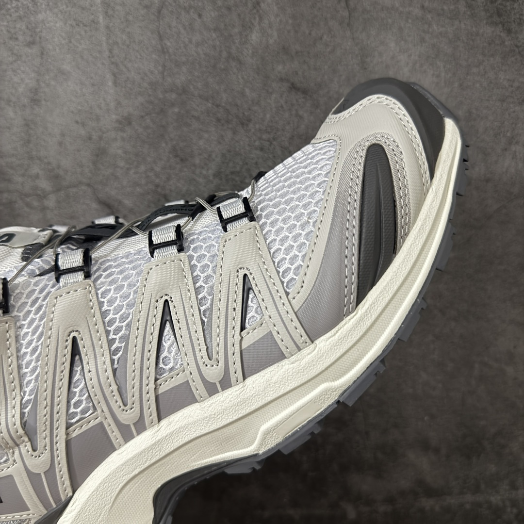 图片[6]-【绿x版】SALOMON XA Pro 3D ADV 萨洛蒙潮流越野机能户外功能鞋 灰白 492672新配色出货 纯原外贸平台特供订单 耗时半年巨作 全套原纸板楦头开发 原厂特供网布配套加持 确保原汁原味 完美呈现版型 原档数据独家私模五层组合大底 男女鞋同步官方开发至46.5 原装Ortholite轻量化鞋垫 中底布带钢印编号 原厂TPU锁扣 进口港宝加持 后跟自然饱满 还原公司包裹性 鞋面采用SENSIFT贴合技术 全方位贴合包裹脚型 鞋跟部鞋底牵引设计 提供强大的抓地性能 更适应野外崎岖不平的道路 其3D ADVANCED CHASSIS底盘 材料轻量大化 钉齿设计更具稳定性 防护性 鞋底易磨损区运用CONTAGRIP高耐磨材料 应对城市硬质路面长距离跑考验 尺码：36 36.5 37.5 38 38.5 39 40 40.5 41 42 42.5 43 44 44.5 45 46 46.5-选品中心