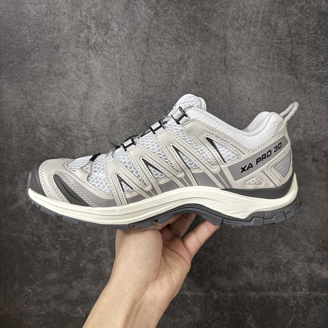 图片[2]-【绿x版】SALOMON XA Pro 3D ADV 萨洛蒙潮流越野机能户外功能鞋 灰白 492672新配色出货 纯原外贸平台特供订单 耗时半年巨作 全套原纸板楦头开发 原厂特供网布配套加持 确保原汁原味 完美呈现版型 原档数据独家私模五层组合大底 男女鞋同步官方开发至46.5 原装Ortholite轻量化鞋垫 中底布带钢印编号 原厂TPU锁扣 进口港宝加持 后跟自然饱满 还原公司包裹性 鞋面采用SENSIFT贴合技术 全方位贴合包裹脚型 鞋跟部鞋底牵引设计 提供强大的抓地性能 更适应野外崎岖不平的道路 其3D ADVANCED CHASSIS底盘 材料轻量大化 钉齿设计更具稳定性 防护性 鞋底易磨损区运用CONTAGRIP高耐磨材料 应对城市硬质路面长距离跑考验 尺码：36 36.5 37.5 38 38.5 39 40 40.5 41 42 42.5 43 44 44.5 45 46 46.5-选品中心