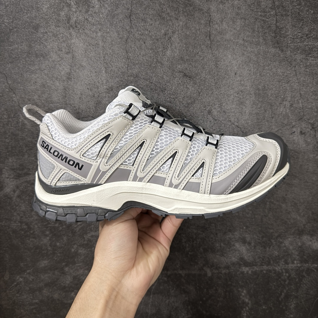 【绿x版】SALOMON XA Pro 3D ADV 萨洛蒙潮流越野机能户外功能鞋 灰白 492672新配色出货 纯原外贸平台特供订单 耗时半年巨作 全套原纸板楦头开发 原厂特供网布配套加持 确保原汁原味 完美呈现版型 原档数据独家私模五层组合大底 男女鞋同步官方开发至46.5 原装Ortholite轻量化鞋垫 中底布带钢印编号 原厂TPU锁扣 进口港宝加持 后跟自然饱满 还原公司包裹性 鞋面采用SENSIFT贴合技术 全方位贴合包裹脚型 鞋跟部鞋底牵引设计 提供强大的抓地性能 更适应野外崎岖不平的道路 其3D ADVANCED CHASSIS底盘 材料轻量大化 钉齿设计更具稳定性 防护性 鞋底易磨损区运用CONTAGRIP高耐磨材料 应对城市硬质路面长距离跑考验 尺码：36 36.5 37.5 38 38.5 39 40 40.5 41 42 42.5 43 44 44.5 45 46 46.5-选品中心