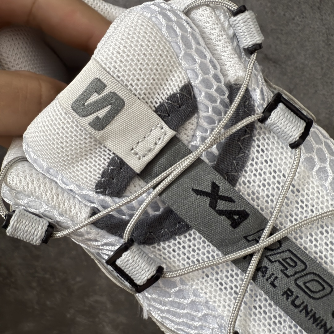 图片[6]-【绿x版】SALOMON XA Pro 3D ADV 萨洛蒙潮流越野机能户外功能鞋 灰白 492672新配色出货 纯原外贸平台特供订单 耗时半年巨作 全套原纸板楦头开发 原厂特供网布配套加持 确保原汁原味 完美呈现版型 原档数据独家私模五层组合大底 男女鞋同步官方开发至46.5 原装Ortholite轻量化鞋垫 中底布带钢印编号 原厂TPU锁扣 进口港宝加持 后跟自然饱满 还原公司包裹性 鞋面采用SENSIFT贴合技术 全方位贴合包裹脚型 鞋跟部鞋底牵引设计 提供强大的抓地性能 更适应野外崎岖不平的道路 其3D ADVANCED CHASSIS底盘 材料轻量大化 钉齿设计更具稳定性 防护性 鞋底易磨损区运用CONTAGRIP高耐磨材料 应对城市硬质路面长距离跑考验 尺码：36 36.5 37.5 38 38.5 39 40 40.5 41 42 42.5 43 44 44.5 45 46 46.5-选品中心