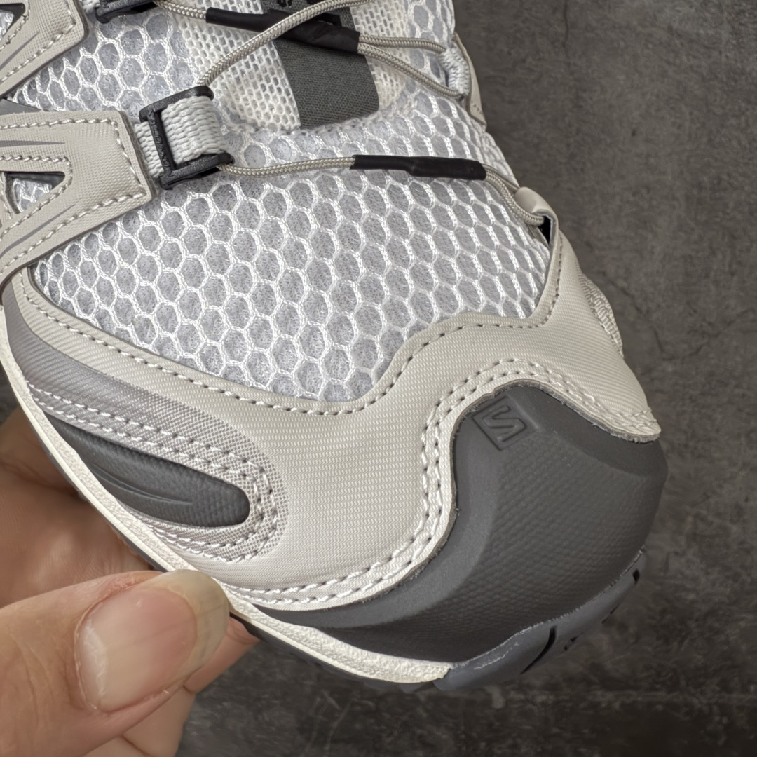 图片[5]-【绿x版】SALOMON XA Pro 3D ADV 萨洛蒙潮流越野机能户外功能鞋 灰白 492672新配色出货 纯原外贸平台特供订单 耗时半年巨作 全套原纸板楦头开发 原厂特供网布配套加持 确保原汁原味 完美呈现版型 原档数据独家私模五层组合大底 男女鞋同步官方开发至46.5 原装Ortholite轻量化鞋垫 中底布带钢印编号 原厂TPU锁扣 进口港宝加持 后跟自然饱满 还原公司包裹性 鞋面采用SENSIFT贴合技术 全方位贴合包裹脚型 鞋跟部鞋底牵引设计 提供强大的抓地性能 更适应野外崎岖不平的道路 其3D ADVANCED CHASSIS底盘 材料轻量大化 钉齿设计更具稳定性 防护性 鞋底易磨损区运用CONTAGRIP高耐磨材料 应对城市硬质路面长距离跑考验 尺码：36 36.5 37.5 38 38.5 39 40 40.5 41 42 42.5 43 44 44.5 45 46 46.5-选品中心