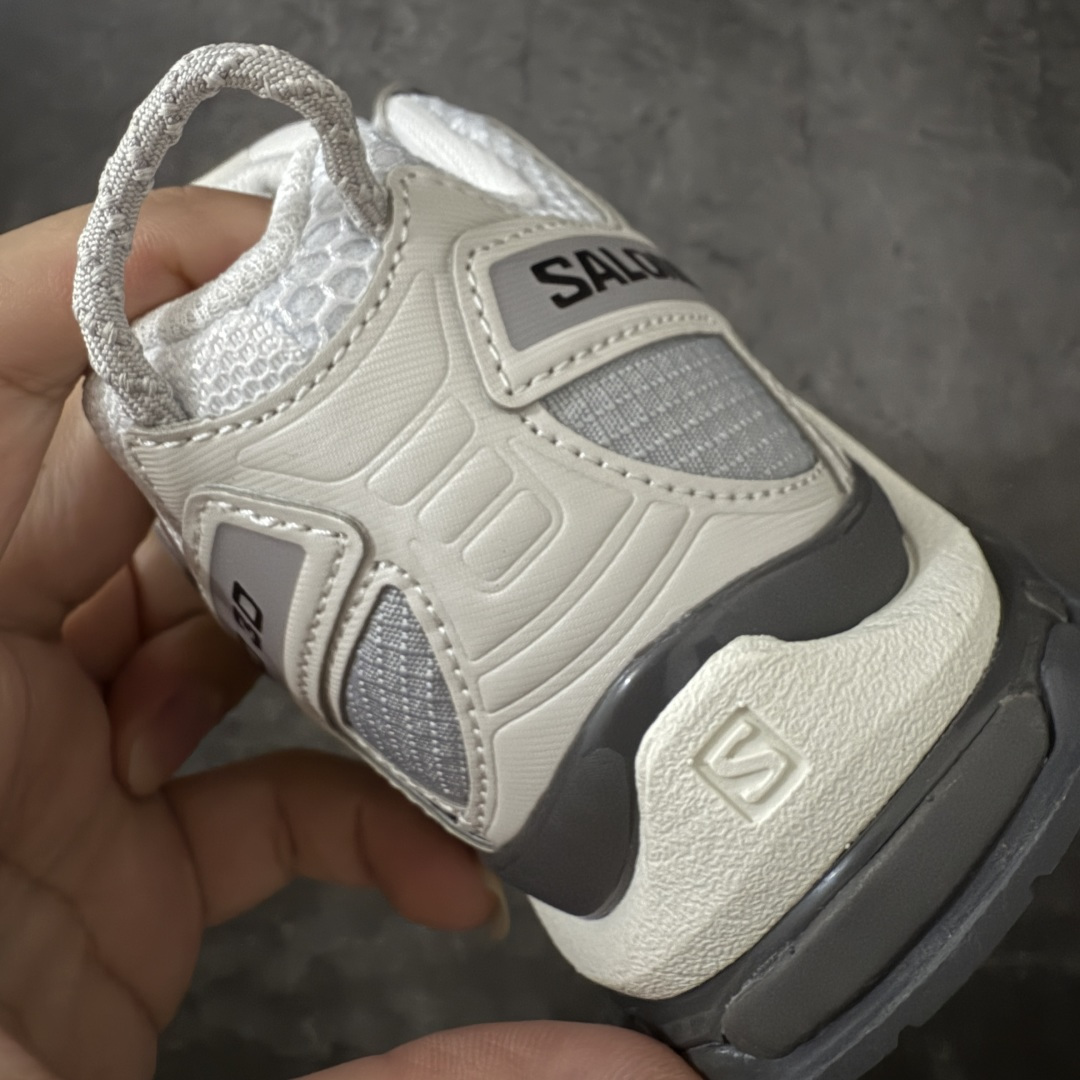 图片[2]-【绿x版】SALOMON XA Pro 3D ADV 萨洛蒙潮流越野机能户外功能鞋 灰白 492672新配色出货 纯原外贸平台特供订单 耗时半年巨作 全套原纸板楦头开发 原厂特供网布配套加持 确保原汁原味 完美呈现版型 原档数据独家私模五层组合大底 男女鞋同步官方开发至46.5 原装Ortholite轻量化鞋垫 中底布带钢印编号 原厂TPU锁扣 进口港宝加持 后跟自然饱满 还原公司包裹性 鞋面采用SENSIFT贴合技术 全方位贴合包裹脚型 鞋跟部鞋底牵引设计 提供强大的抓地性能 更适应野外崎岖不平的道路 其3D ADVANCED CHASSIS底盘 材料轻量大化 钉齿设计更具稳定性 防护性 鞋底易磨损区运用CONTAGRIP高耐磨材料 应对城市硬质路面长距离跑考验 尺码：36 36.5 37.5 38 38.5 39 40 40.5 41 42 42.5 43 44 44.5 45 46 46.5-选品中心