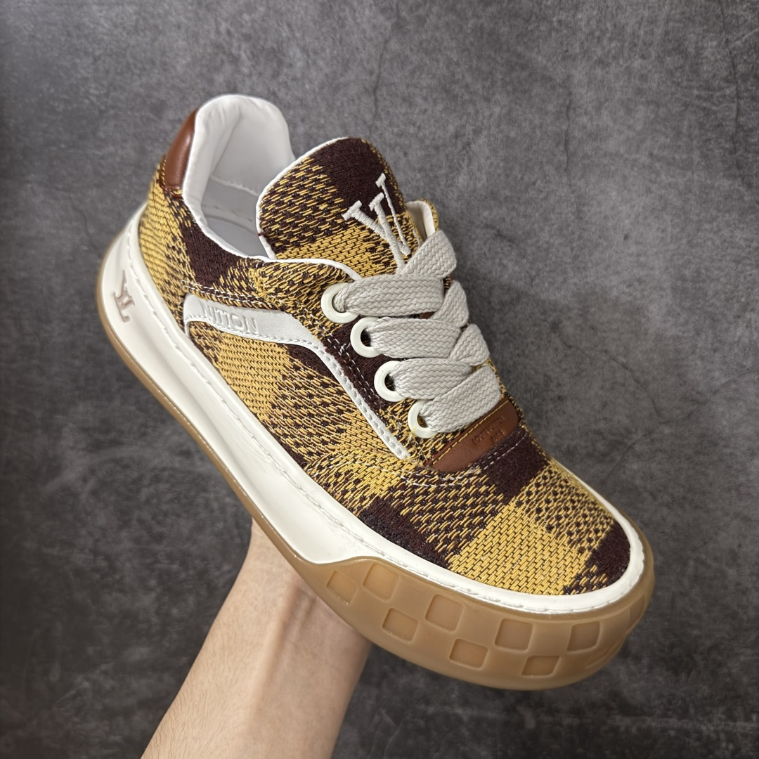图片[3]-【广东礼盒版】广LOUIS VUITTON Tilted 系列｜2026 早春全新上架 LV 路易威登 Tilted Low Sneakers 倾斜系列低帮复古休闲运动板鞋 男鞋｜广东原产｜市售顶级）版本 ✦ 升级原楦型开发纸版，鞋型更立体更正 ✦ Monogram 丹宁布鞋面，质感高级耐看 ✦ 鞋垫嵌入EVA软脚感物料，回弹舒适 ✦ 后跟耐弯折滴塑支撑片，稳定不塌 ✦ 全新开发TPR光泽组合隔色鞋底 ✦ LV组合 TPU 生胶底结构，行走稳、耐磨强 ✦ 原版购入开发 ✦ 厚实抽屉式礼品鞋盒 ✦ 原装包装说明书＋防尘布袋 ✦ 附送官方快递加固牛皮纸外盒 法国巴黎百年奢侈品牌 LOUIS VUITTON 路易威登 尺码：39 40 41 42 43 44 45-选品中心