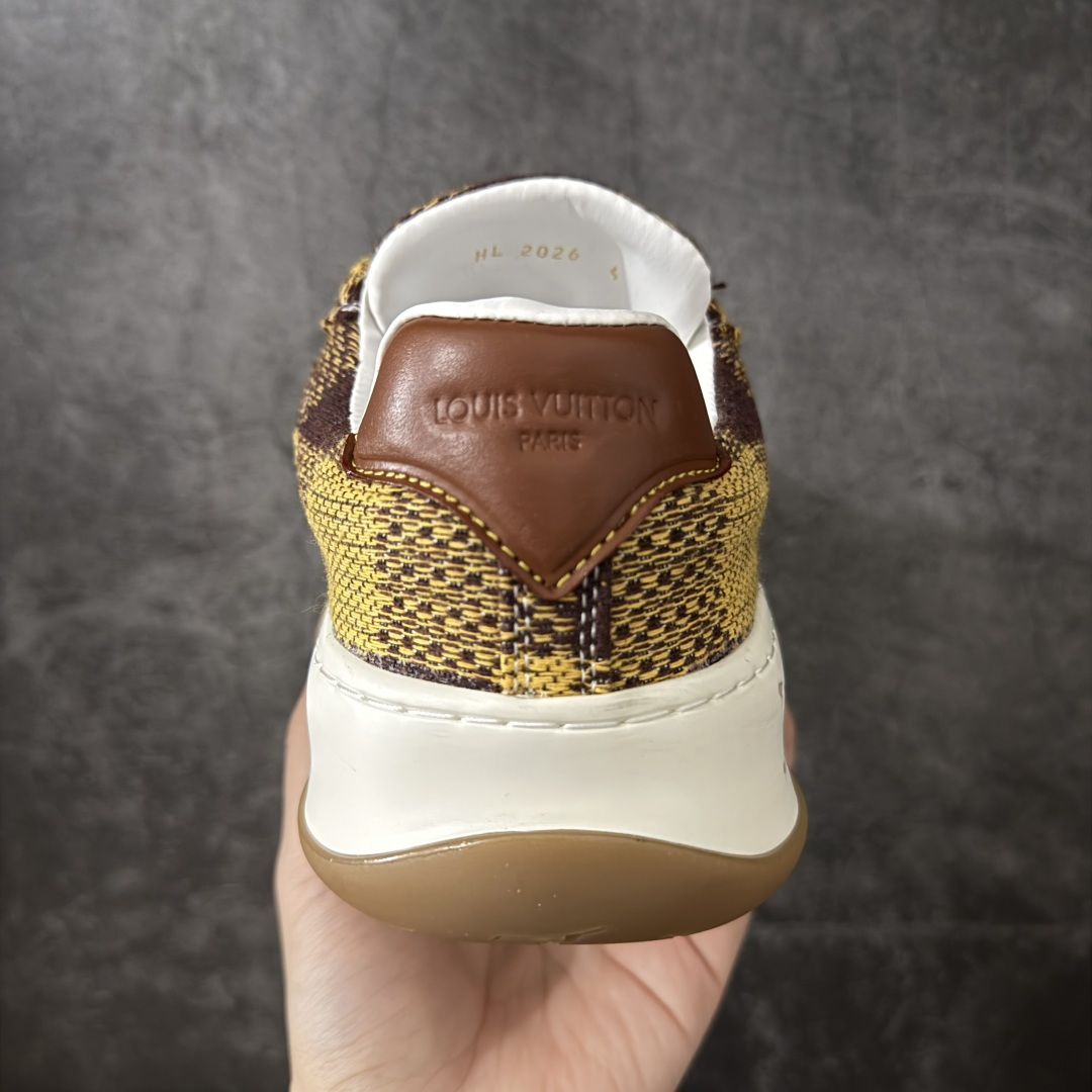 图片[4]-【广东礼盒版】广LOUIS VUITTON Tilted 系列｜2026 早春全新上架 LV 路易威登 Tilted Low Sneakers 倾斜系列低帮复古休闲运动板鞋 男鞋｜广东原产｜市售顶级）版本 ✦ 升级原楦型开发纸版，鞋型更立体更正 ✦ Monogram 丹宁布鞋面，质感高级耐看 ✦ 鞋垫嵌入EVA软脚感物料，回弹舒适 ✦ 后跟耐弯折滴塑支撑片，稳定不塌 ✦ 全新开发TPR光泽组合隔色鞋底 ✦ LV组合 TPU 生胶底结构，行走稳、耐磨强 ✦ 原版购入开发 ✦ 厚实抽屉式礼品鞋盒 ✦ 原装包装说明书＋防尘布袋 ✦ 附送官方快递加固牛皮纸外盒 法国巴黎百年奢侈品牌 LOUIS VUITTON 路易威登 尺码：39 40 41 42 43 44 45-选品中心