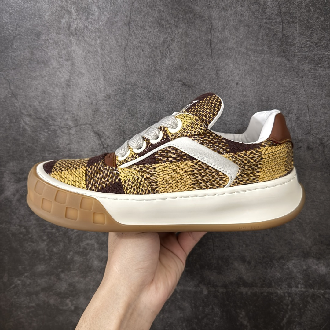图片[2]-【广东礼盒版】广LOUIS VUITTON Tilted 系列｜2026 早春全新上架 LV 路易威登 Tilted Low Sneakers 倾斜系列低帮复古休闲运动板鞋 男鞋｜广东原产｜市售顶级）版本 ✦ 升级原楦型开发纸版，鞋型更立体更正 ✦ Monogram 丹宁布鞋面，质感高级耐看 ✦ 鞋垫嵌入EVA软脚感物料，回弹舒适 ✦ 后跟耐弯折滴塑支撑片，稳定不塌 ✦ 全新开发TPR光泽组合隔色鞋底 ✦ LV组合 TPU 生胶底结构，行走稳、耐磨强 ✦ 原版购入开发 ✦ 厚实抽屉式礼品鞋盒 ✦ 原装包装说明书＋防尘布袋 ✦ 附送官方快递加固牛皮纸外盒 法国巴黎百年奢侈品牌 LOUIS VUITTON 路易威登 尺码：39 40 41 42 43 44 45-选品中心