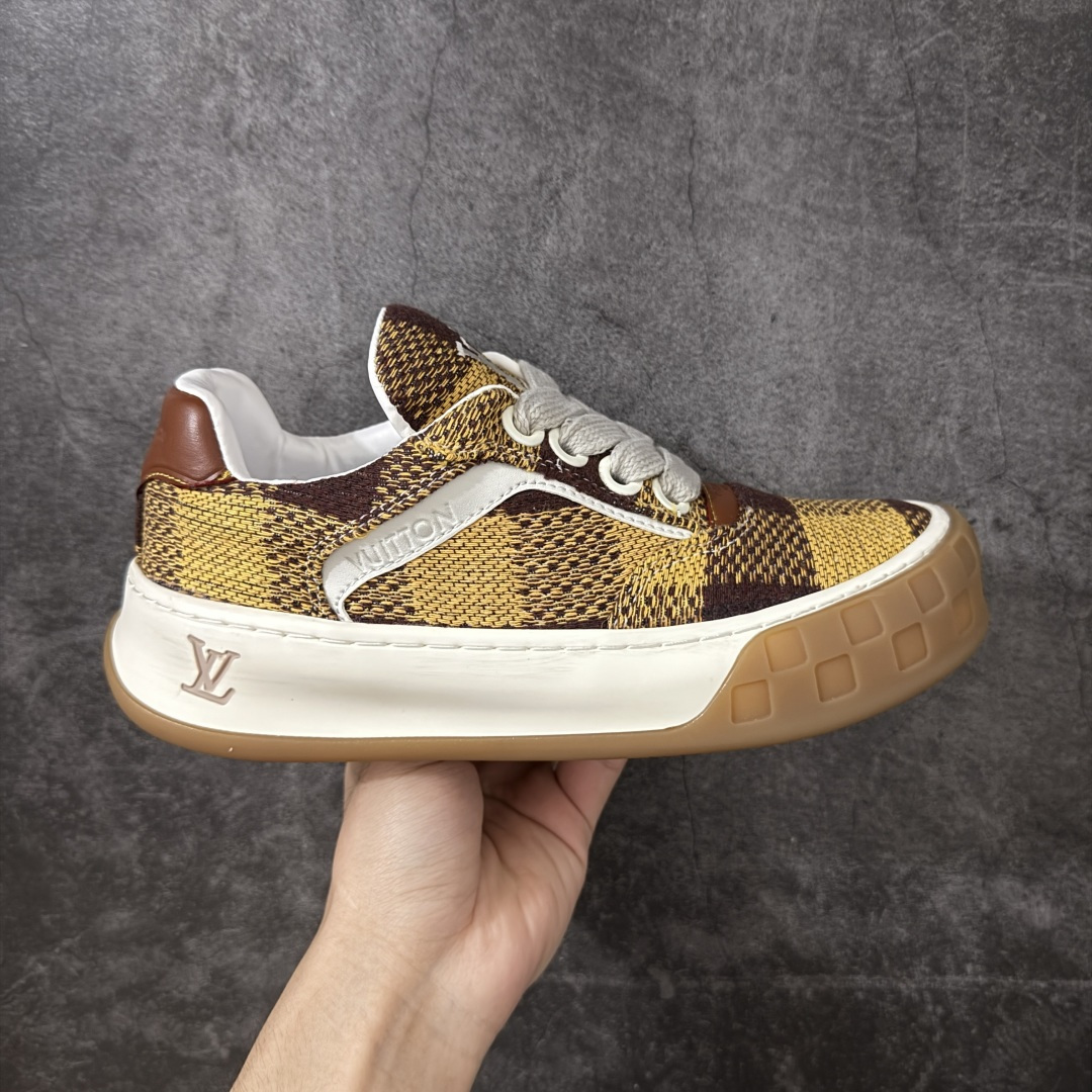 【广东礼盒版】广LOUIS VUITTON Tilted 系列｜2026 早春全新上架 LV 路易威登 Tilted Low Sneakers 倾斜系列低帮复古休闲运动板鞋 男鞋｜广东原产｜市售顶级）版本 ✦ 升级原楦型开发纸版，鞋型更立体更正 ✦ Monogram 丹宁布鞋面，质感高级耐看 ✦ 鞋垫嵌入EVA软脚感物料，回弹舒适 ✦ 后跟耐弯折滴塑支撑片，稳定不塌 ✦ 全新开发TPR光泽组合隔色鞋底 ✦ LV组合 TPU 生胶底结构，行走稳、耐磨强 ✦ 原版购入开发 ✦ 厚实抽屉式礼品鞋盒 ✦ 原装包装说明书＋防尘布袋 ✦ 附送官方快递加固牛皮纸外盒 法国巴黎百年奢侈品牌 LOUIS VUITTON 路易威登 尺码：39 40 41 42 43 44 45-选品中心