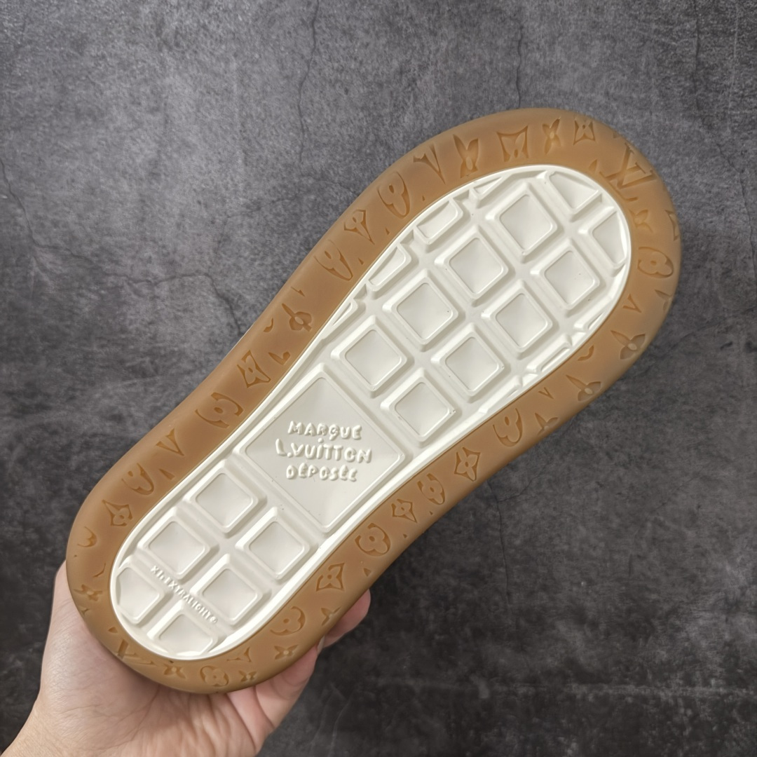 图片[9]-【广东礼盒版】广LOUIS VUITTON Tilted 系列｜2026 早春全新上架 LV 路易威登 Tilted Low Sneakers 倾斜系列低帮复古休闲运动板鞋 男鞋｜广东原产｜市售顶级）版本 ✦ 升级原楦型开发纸版，鞋型更立体更正 ✦ Monogram 丹宁布鞋面，质感高级耐看 ✦ 鞋垫嵌入EVA软脚感物料，回弹舒适 ✦ 后跟耐弯折滴塑支撑片，稳定不塌 ✦ 全新开发TPR光泽组合隔色鞋底 ✦ LV组合 TPU 生胶底结构，行走稳、耐磨强 ✦ 原版购入开发 ✦ 厚实抽屉式礼品鞋盒 ✦ 原装包装说明书＋防尘布袋 ✦ 附送官方快递加固牛皮纸外盒 法国巴黎百年奢侈品牌 LOUIS VUITTON 路易威登 尺码：39 40 41 42 43 44 45-选品中心