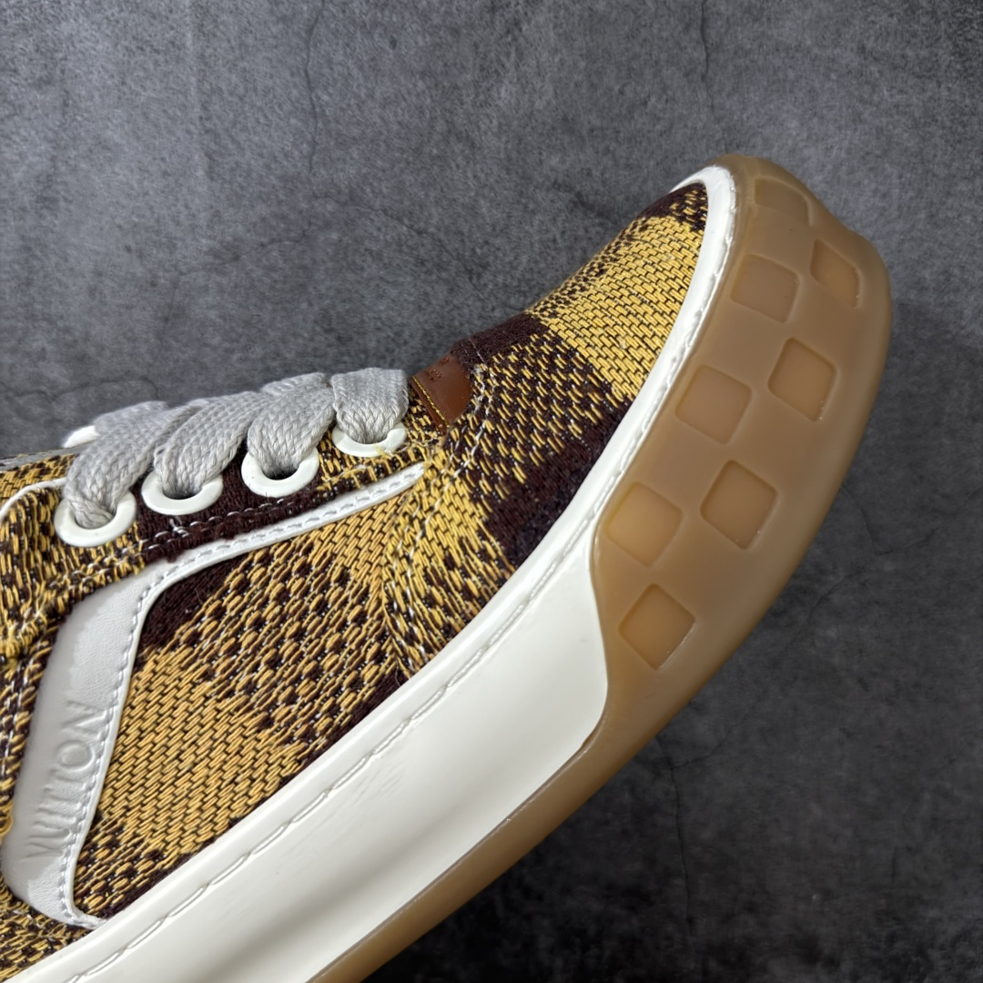 图片[6]-【广东礼盒版】广LOUIS VUITTON Tilted 系列｜2026 早春全新上架 LV 路易威登 Tilted Low Sneakers 倾斜系列低帮复古休闲运动板鞋 男鞋｜广东原产｜市售顶级）版本 ✦ 升级原楦型开发纸版，鞋型更立体更正 ✦ Monogram 丹宁布鞋面，质感高级耐看 ✦ 鞋垫嵌入EVA软脚感物料，回弹舒适 ✦ 后跟耐弯折滴塑支撑片，稳定不塌 ✦ 全新开发TPR光泽组合隔色鞋底 ✦ LV组合 TPU 生胶底结构，行走稳、耐磨强 ✦ 原版购入开发 ✦ 厚实抽屉式礼品鞋盒 ✦ 原装包装说明书＋防尘布袋 ✦ 附送官方快递加固牛皮纸外盒 法国巴黎百年奢侈品牌 LOUIS VUITTON 路易威登 尺码：39 40 41 42 43 44 45-选品中心