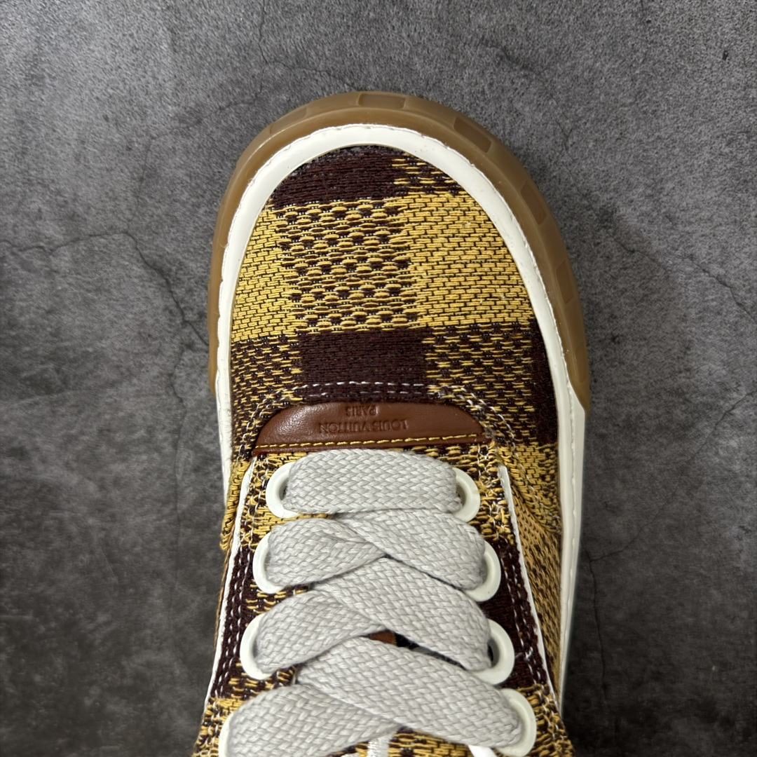 图片[5]-【广东礼盒版】广LOUIS VUITTON Tilted 系列｜2026 早春全新上架 LV 路易威登 Tilted Low Sneakers 倾斜系列低帮复古休闲运动板鞋 男鞋｜广东原产｜市售顶级）版本 ✦ 升级原楦型开发纸版，鞋型更立体更正 ✦ Monogram 丹宁布鞋面，质感高级耐看 ✦ 鞋垫嵌入EVA软脚感物料，回弹舒适 ✦ 后跟耐弯折滴塑支撑片，稳定不塌 ✦ 全新开发TPR光泽组合隔色鞋底 ✦ LV组合 TPU 生胶底结构，行走稳、耐磨强 ✦ 原版购入开发 ✦ 厚实抽屉式礼品鞋盒 ✦ 原装包装说明书＋防尘布袋 ✦ 附送官方快递加固牛皮纸外盒 法国巴黎百年奢侈品牌 LOUIS VUITTON 路易威登 尺码：39 40 41 42 43 44 45-选品中心