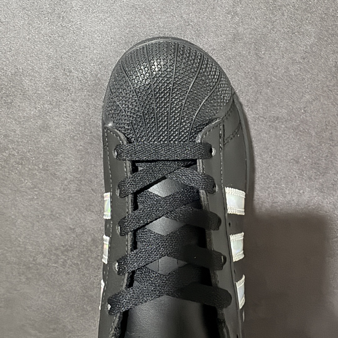 图片[5]-【公司级】奥迪联名黑镭射 Adidas Original Superstar 2 阿迪达斯 低帮 男女同款 贝壳头2代防滑耐磨轻便低邦板鞋 鞋身整体以黑色皮革打造，搭配经典黑色贝壳头，鞋身两侧经典锯齿七彩反光三条杠Logo，后跟黑装饰片压印四环奥迪logo，最后以黑色大底完善整体设计收尾。整体时尚大方。 货号：KJ1228 尺码：35¹/₃ 36 36²/₃ 37¹/₃ 38 38²/₃ 39¹/₃ 40 40²/₃ 41¹/₃ 42 42²/₃ 43¹/₃ 44 44²/₃ 45¹/₃-选品中心