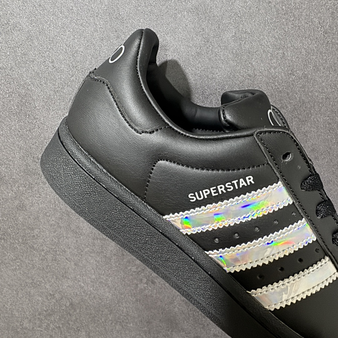 图片[7]-【公司级】奥迪联名黑镭射 Adidas Original Superstar 2 阿迪达斯 低帮 男女同款 贝壳头2代防滑耐磨轻便低邦板鞋 鞋身整体以黑色皮革打造，搭配经典黑色贝壳头，鞋身两侧经典锯齿七彩反光三条杠Logo，后跟黑装饰片压印四环奥迪logo，最后以黑色大底完善整体设计收尾。整体时尚大方。 货号：KJ1228 尺码：35¹/₃ 36 36²/₃ 37¹/₃ 38 38²/₃ 39¹/₃ 40 40²/₃ 41¹/₃ 42 42²/₃ 43¹/₃ 44 44²/₃ 45¹/₃-选品中心