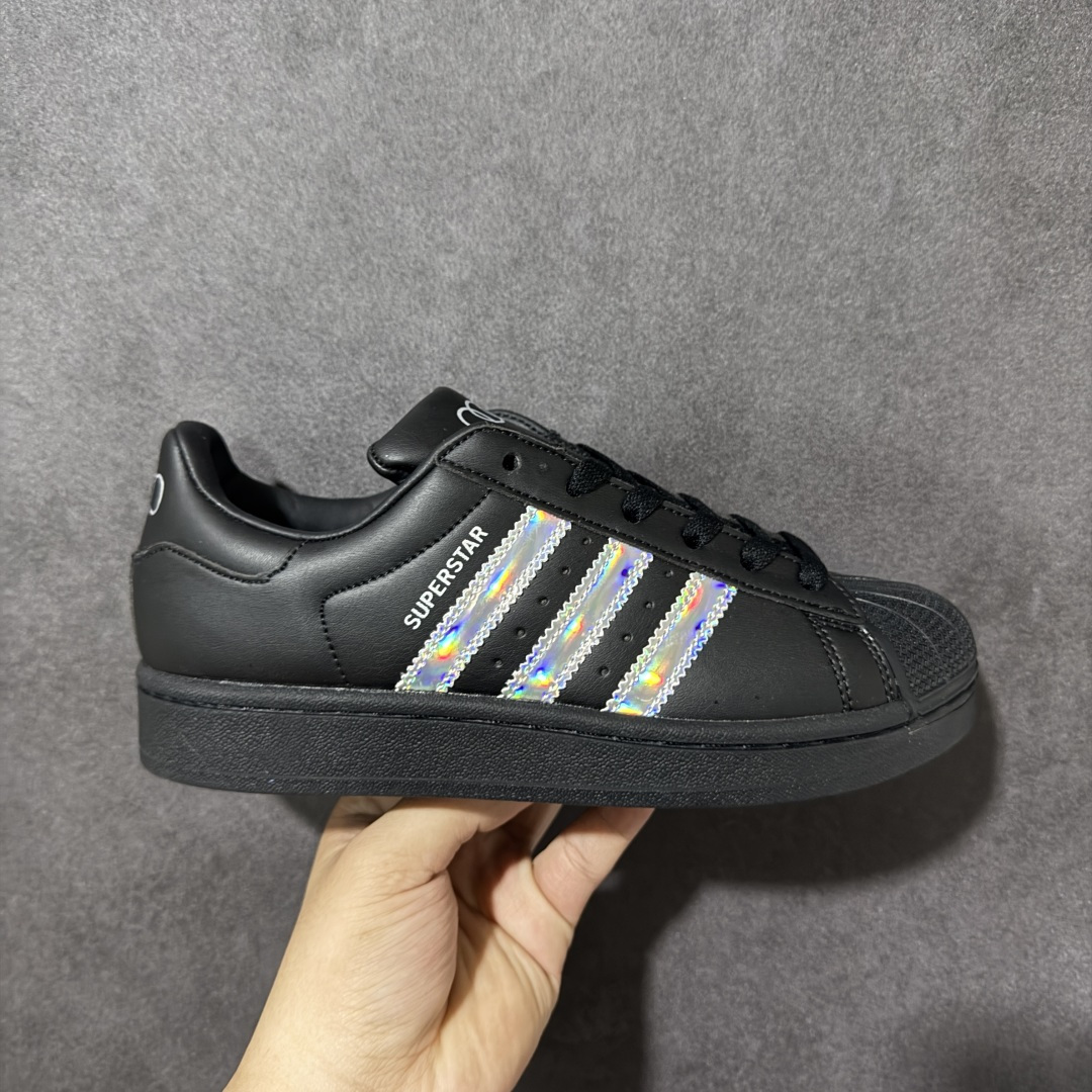 【公司级】奥迪联名黑镭射 Adidas Original Superstar 2 阿迪达斯 低帮 男女同款 贝壳头2代防滑耐磨轻便低邦板鞋 鞋身整体以黑色皮革打造，搭配经典黑色贝壳头，鞋身两侧经典锯齿七彩反光三条杠Logo，后跟黑装饰片压印四环奥迪logo，最后以黑色大底完善整体设计收尾。整体时尚大方。 货号：KJ1228 尺码：35¹/₃ 36 36²/₃ 37¹/₃ 38 38²/₃ 39¹/₃ 40 40²/₃ 41¹/₃ 42 42²/₃ 43¹/₃ 44 44²/₃ 45¹/₃-选品中心