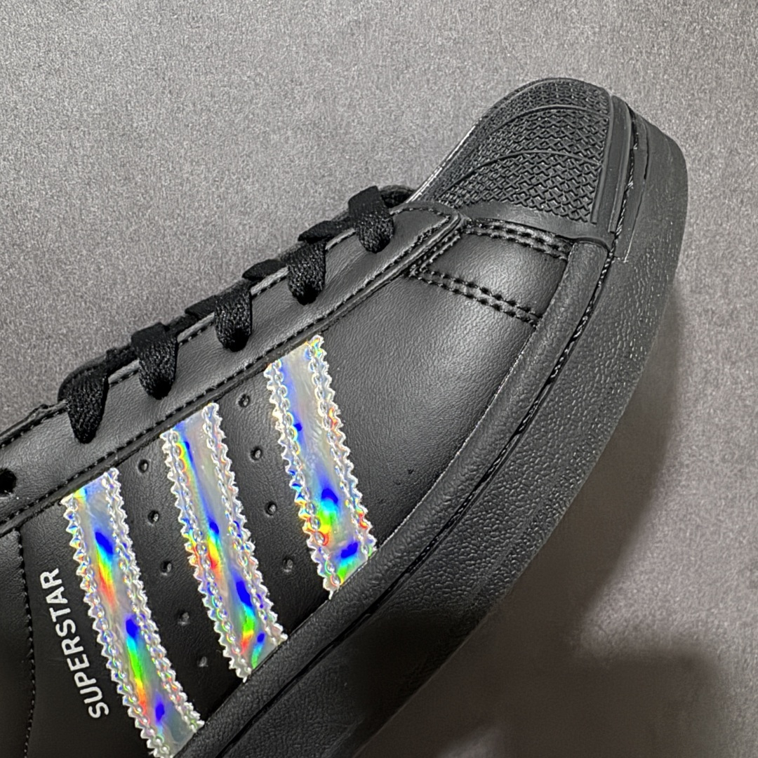 图片[8]-【公司级】奥迪联名黑镭射 Adidas Original Superstar 2 阿迪达斯 低帮 男女同款 贝壳头2代防滑耐磨轻便低邦板鞋 鞋身整体以黑色皮革打造，搭配经典黑色贝壳头，鞋身两侧经典锯齿七彩反光三条杠Logo，后跟黑装饰片压印四环奥迪logo，最后以黑色大底完善整体设计收尾。整体时尚大方。 货号：KJ1228 尺码：35¹/₃ 36 36²/₃ 37¹/₃ 38 38²/₃ 39¹/₃ 40 40²/₃ 41¹/₃ 42 42²/₃ 43¹/₃ 44 44²/₃ 45¹/₃-选品中心