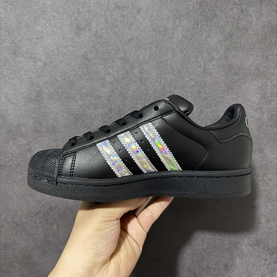 图片[2]-【公司级】奥迪联名黑镭射 Adidas Original Superstar 2 阿迪达斯 低帮 男女同款 贝壳头2代防滑耐磨轻便低邦板鞋 鞋身整体以黑色皮革打造，搭配经典黑色贝壳头，鞋身两侧经典锯齿七彩反光三条杠Logo，后跟黑装饰片压印四环奥迪logo，最后以黑色大底完善整体设计收尾。整体时尚大方。 货号：KJ1228 尺码：35¹/₃ 36 36²/₃ 37¹/₃ 38 38²/₃ 39¹/₃ 40 40²/₃ 41¹/₃ 42 42²/₃ 43¹/₃ 44 44²/₃ 45¹/₃-选品中心