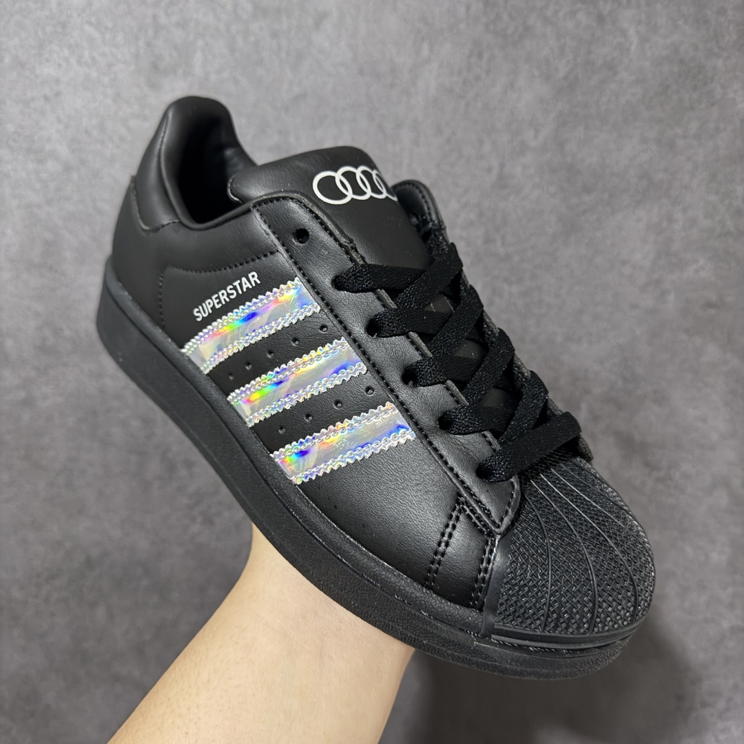 图片[3]-【公司级】奥迪联名黑镭射 Adidas Original Superstar 2 阿迪达斯 低帮 男女同款 贝壳头2代防滑耐磨轻便低邦板鞋 鞋身整体以黑色皮革打造，搭配经典黑色贝壳头，鞋身两侧经典锯齿七彩反光三条杠Logo，后跟黑装饰片压印四环奥迪logo，最后以黑色大底完善整体设计收尾。整体时尚大方。 货号：KJ1228 尺码：35¹/₃ 36 36²/₃ 37¹/₃ 38 38²/₃ 39¹/₃ 40 40²/₃ 41¹/₃ 42 42²/₃ 43¹/₃ 44 44²/₃ 45¹/₃-选品中心