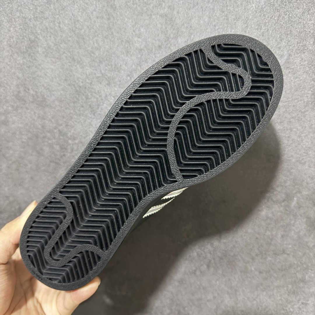 图片[9]-【公司级】奥迪联名黑镭射 Adidas Original Superstar 2 阿迪达斯 低帮 男女同款 贝壳头2代防滑耐磨轻便低邦板鞋 鞋身整体以黑色皮革打造，搭配经典黑色贝壳头，鞋身两侧经典锯齿七彩反光三条杠Logo，后跟黑装饰片压印四环奥迪logo，最后以黑色大底完善整体设计收尾。整体时尚大方。 货号：KJ1228 尺码：35¹/₃ 36 36²/₃ 37¹/₃ 38 38²/₃ 39¹/₃ 40 40²/₃ 41¹/₃ 42 42²/₃ 43¹/₃ 44 44²/₃ 45¹/₃-选品中心
