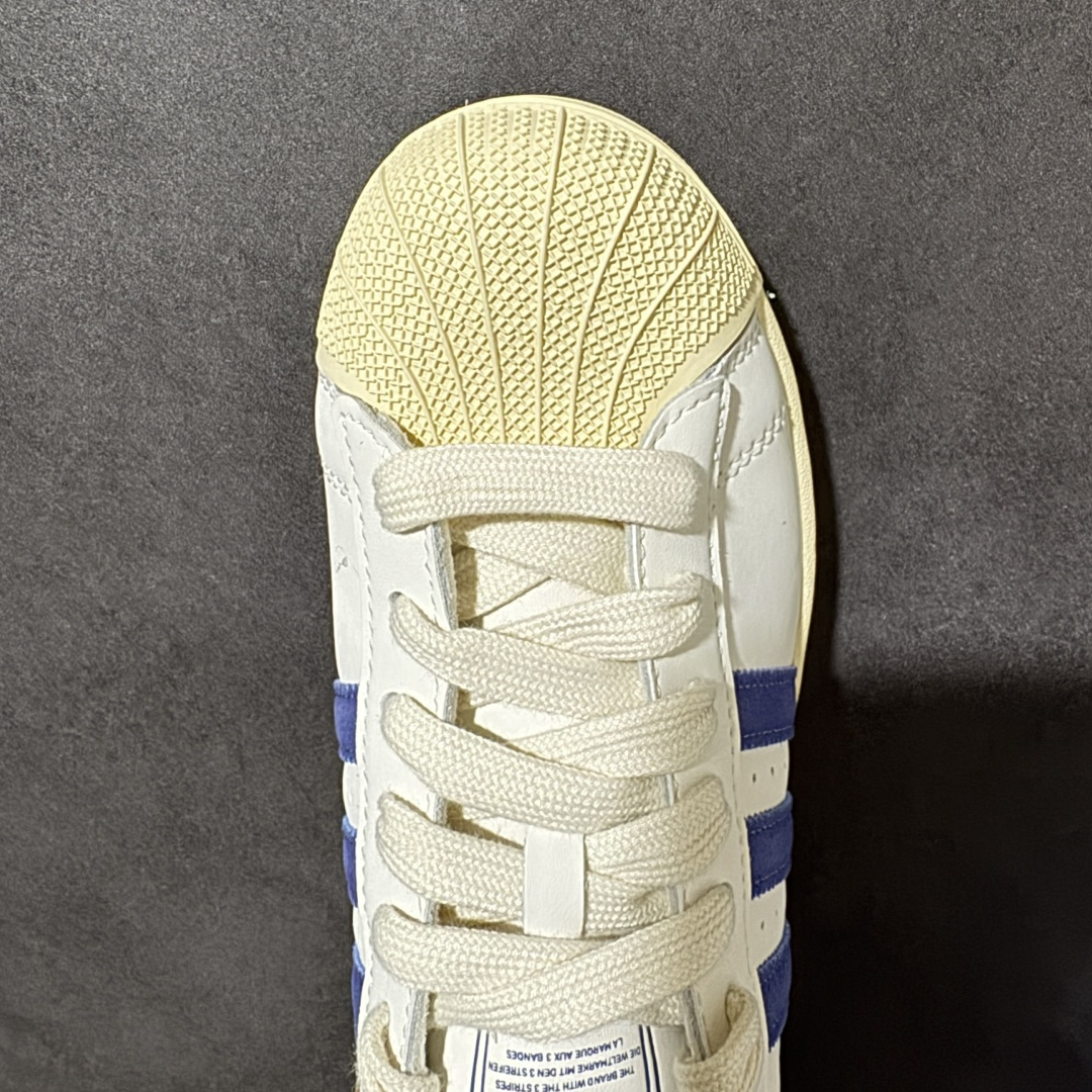 图片[5]-【公司级】Adidas Original Superstar 2 阿迪达斯 低帮 男女同款 贝壳头2代防滑耐磨轻便低邦板鞋 鞋身整体以米色皮革打造，搭配经典米色贝壳头，鞋身两侧经典锯齿蓝色三条杠Logo，后跟蓝色装饰片压印logo，最后以米色大底完善整体设计收尾。整体时尚大方。 货号：KZ6732 尺码：35¹/₃ 36 36²/₃ 37¹/₃ 38 38²/₃ 39¹/₃ 40 40²/₃ 41¹/₃ 42 42²/₃ 43¹/₃ 44 44²/₃ 45¹/₃-选品中心