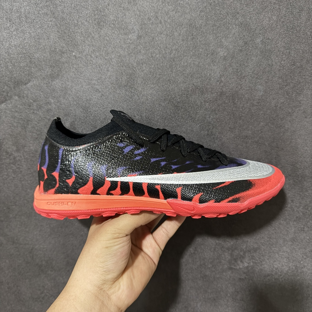 【公司级】NK Mercurial Vapor 17 Elite FG 刺客17轻量耐磨足球鞋 采用Flyknit+Gripknit+Atomknit组合鞋面，是历代最薄的Mercurial鞋面之一，干湿环境下都有出色控球，袜套式贴合、磨合周期短；升级的3/4长度Air Zoom气垫缓震，相比Vapor15覆盖面积更大，推进感更强 货号：HJ7326-600 尺码：36 37 38 39 40 41 42 43 44 45-选品中心