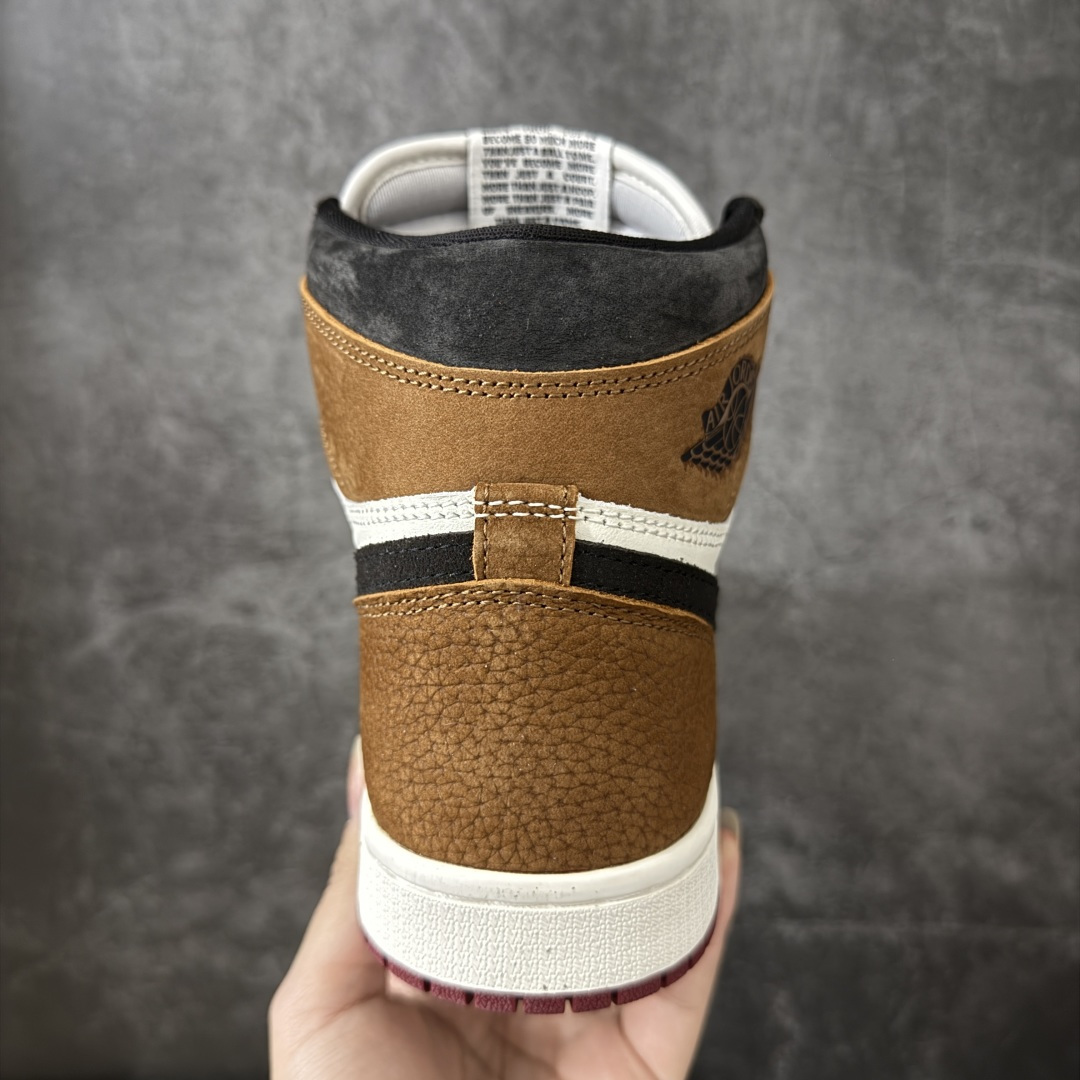 图片[4]-【KZ纯原】Air Jordan AJ1 Retro High 高帮 黑摩卡2.0 外贸特供批次 新配色不断更新开发 全套原纸板楦头开发 确保原汁原味 完美呈现一代版型 一比一鞋头弧度高度鞋身弧度 此版本只针对中端市场 细节品控鞋型随意秒杀市面同价位 鞋型完美 不臃肿别扭 头层皮料加持 用料绝不含糊 进口玻璃冲刀皮料裁剪零毛边 电脑针车工艺 超高鞋面清洁度 最高QC检验标准 控制溢胶瑕疵 原盒原配 飞翼3D高频深度立体 工艺方面大到整体鞋型 漏斗收腰 底线拉帮 LOGO立体程度 小到针眼排布 载片对称 冲孔效果 鞋标规范 鞋垫背胶等等 无一不是口碑收割 每双都是一个回头客 货号：DZ5485-201 尺码：36 36.5 37.5 38 38.5 39 40 40.5 41 42 42.5 43 44 44.5 45 46 47.5-选品中心