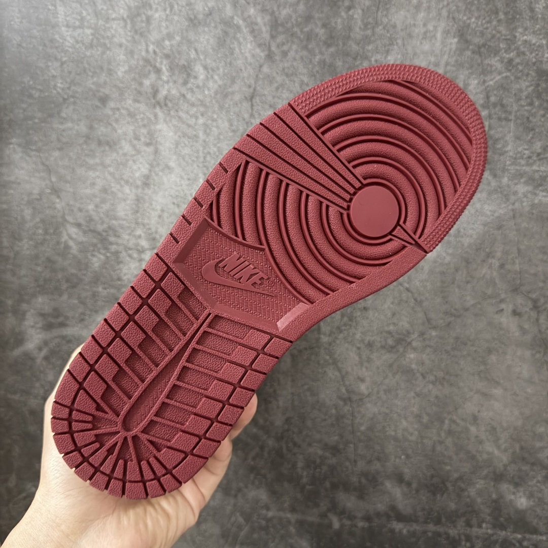 图片[9]-【KZ纯原】Air Jordan AJ1 Retro High 高帮 黑摩卡2.0 外贸特供批次 新配色不断更新开发 全套原纸板楦头开发 确保原汁原味 完美呈现一代版型 一比一鞋头弧度高度鞋身弧度 此版本只针对中端市场 细节品控鞋型随意秒杀市面同价位 鞋型完美 不臃肿别扭 头层皮料加持 用料绝不含糊 进口玻璃冲刀皮料裁剪零毛边 电脑针车工艺 超高鞋面清洁度 最高QC检验标准 控制溢胶瑕疵 原盒原配 飞翼3D高频深度立体 工艺方面大到整体鞋型 漏斗收腰 底线拉帮 LOGO立体程度 小到针眼排布 载片对称 冲孔效果 鞋标规范 鞋垫背胶等等 无一不是口碑收割 每双都是一个回头客 货号：DZ5485-201 尺码：36 36.5 37.5 38 38.5 39 40 40.5 41 42 42.5 43 44 44.5 45 46 47.5-选品中心