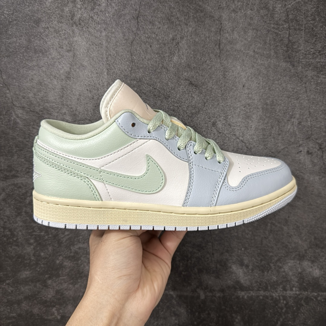 【DT纯原】Air Jordan Low AJ1 乔1马卡龙色 低帮文化休闲运动板鞋 DC0774-108  市面中低帮最具代表性版本没有之一 口碑大厂出品 品控大底版型不断改良更新 全套原纸板楦头开发 确保原汁原味 完美呈现版型 完美零毛边处理 原厂内置全掌气垫 价格定位良心 平台专用代工流水线出品 一眼公司既视感 拿到手的一瞬间就与众不同 碾压市面所有版本 全部原鞋开发 每一个配色都会采购原鞋确认细节 打破市面看图做货无好货之说 尺码：35.5-40-选品中心