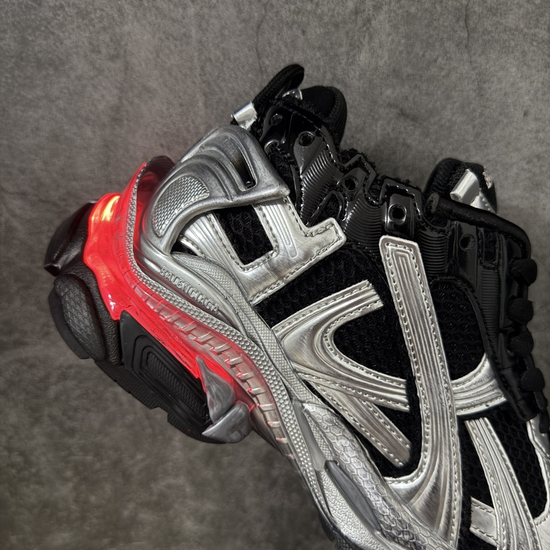 图片[7]-【OK版本】巴黎世家 七代半灯鞋Balenciaga 巴黎7.5巴黎世家 最新配色潮流复古休闲鞋 独家采用大容量锂电，反复按压10万次不会坏， 1.锂电池：3.7V 602040 450毫安时 1.65瓦时 2. 驱动IC：11种模式的开/关切换 通过溢胶、做旧、缝线等细节， 展示了设计师 Demna 的运动鞋风格， 用一双「旧鞋」传递复古感，后侧板、 翘起的鞋头，则展示了 Demna 在结构上的未来构想； 原装大盒从里到外一切百分百还原官方配置 顶级专供碾压一切版本 尺码：35-46-选品中心